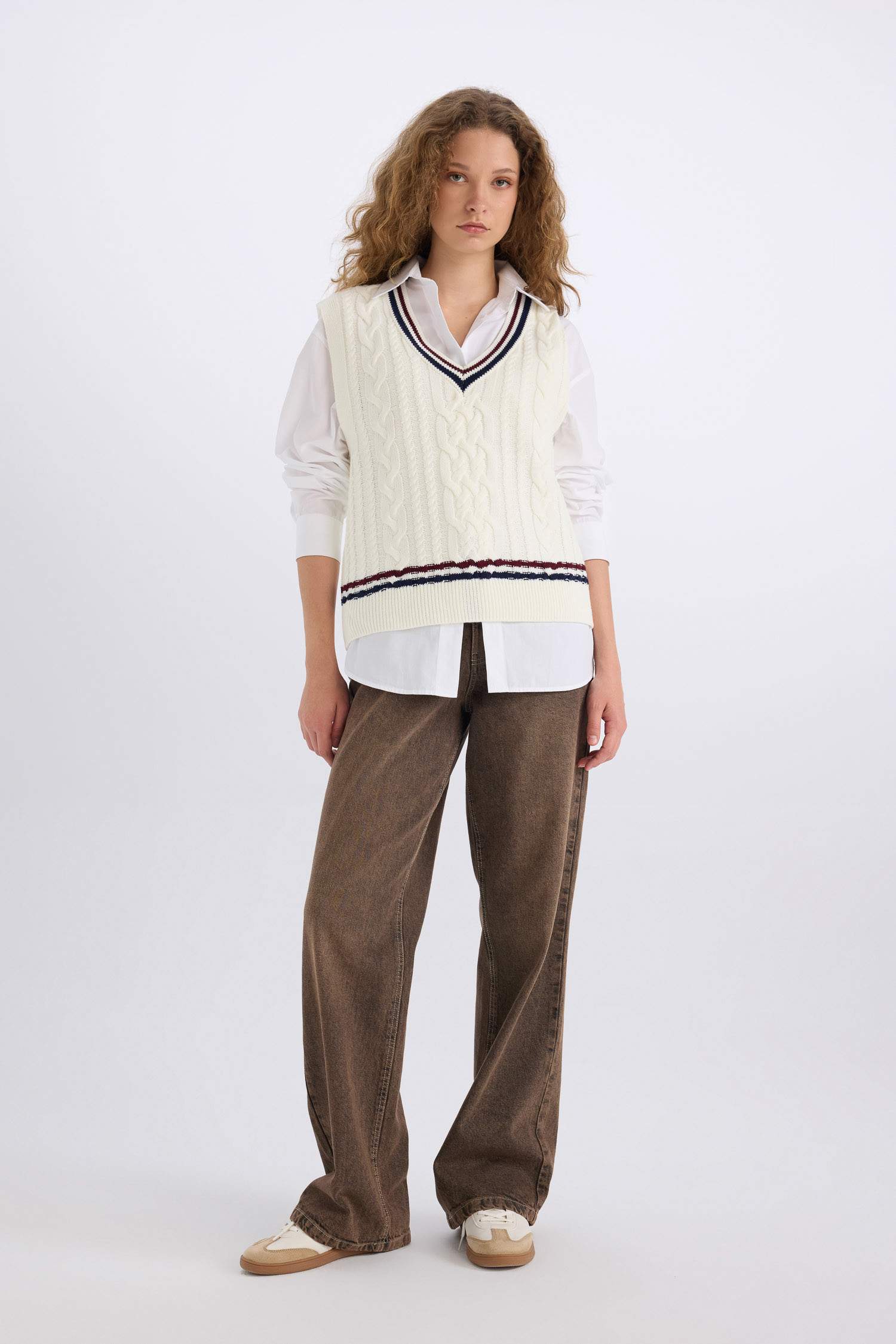 Regular Fit V Yaka Saç Örgü Desenli Triko Süveter