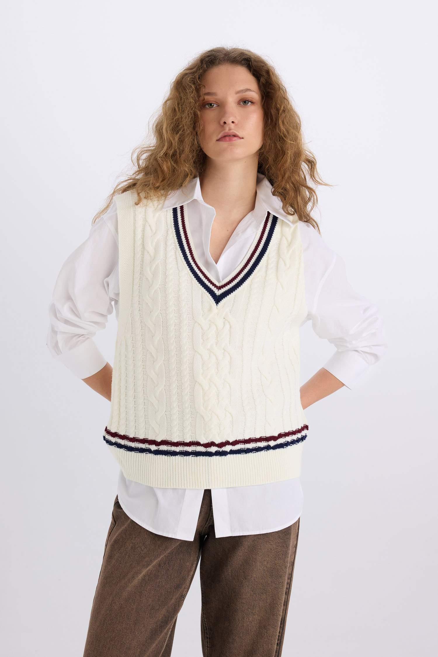 Regular Fit V Yaka Saç Örgü Desenli Triko Süveter