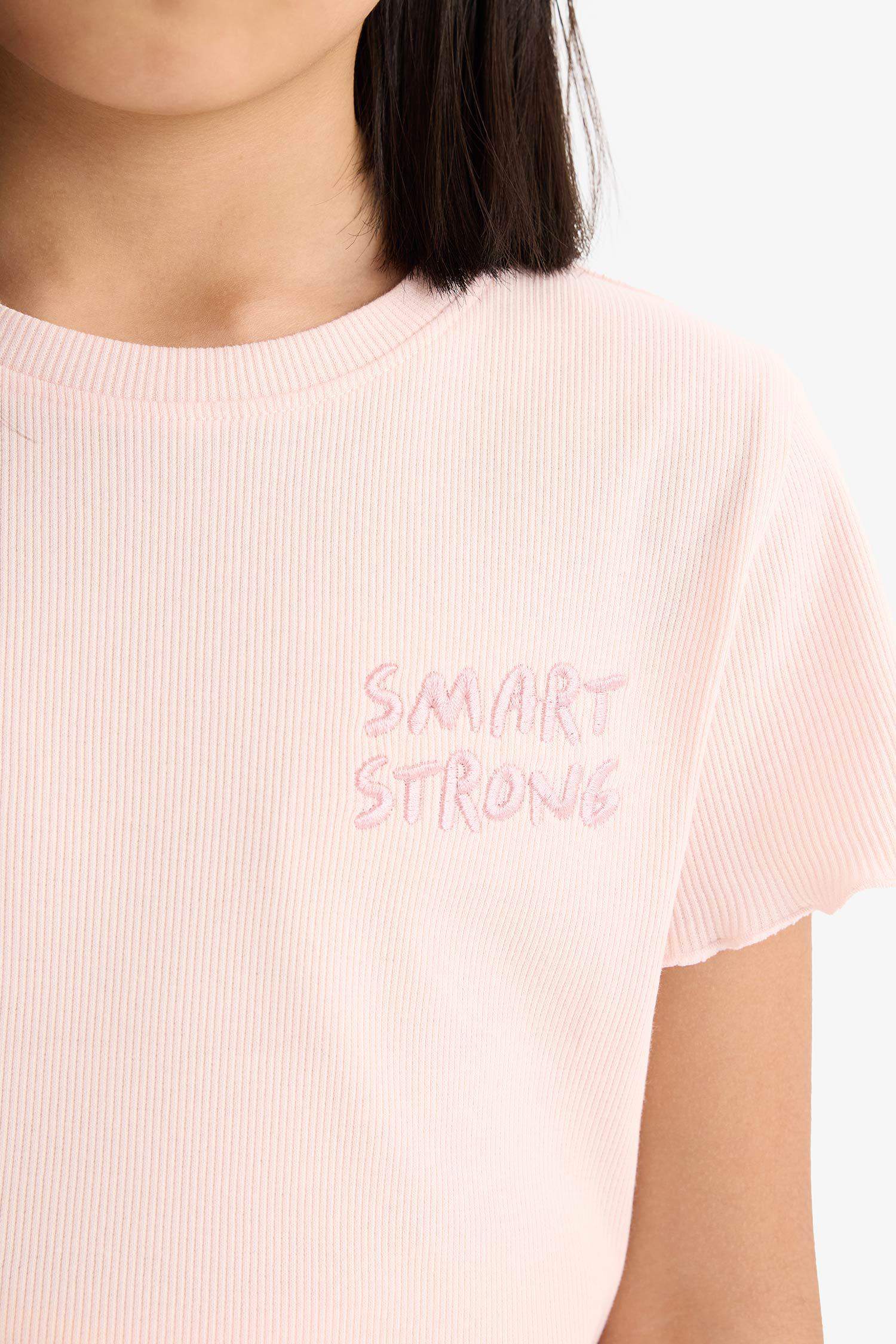 Девочка, обтягивающая футболка с круглым вырезом, с принтом