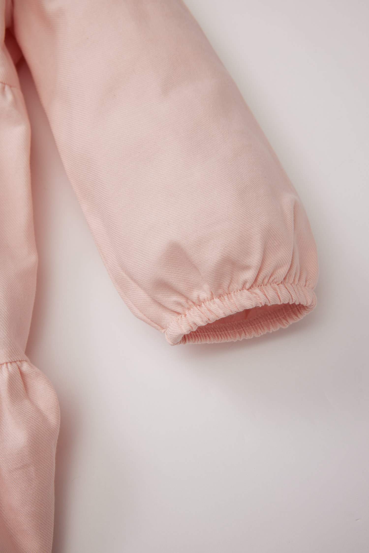 فستان فلورال من التويل بياقة كبيرة