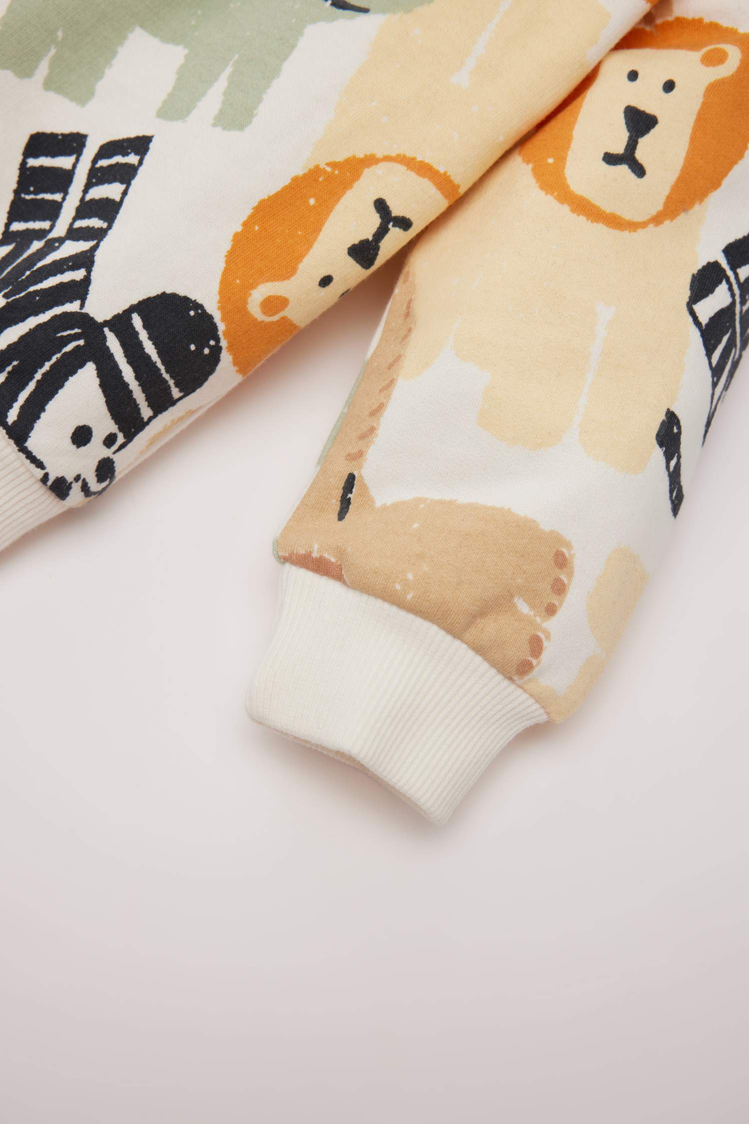 سويت شيرت ولادي قصة عادية بياخة مستديرة