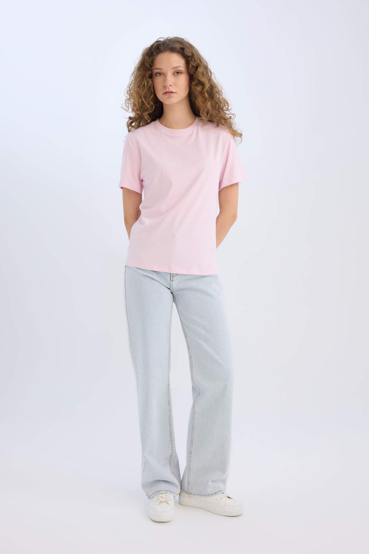 تيشيرت نص ردن بياخة مستديرة وقصة عادية