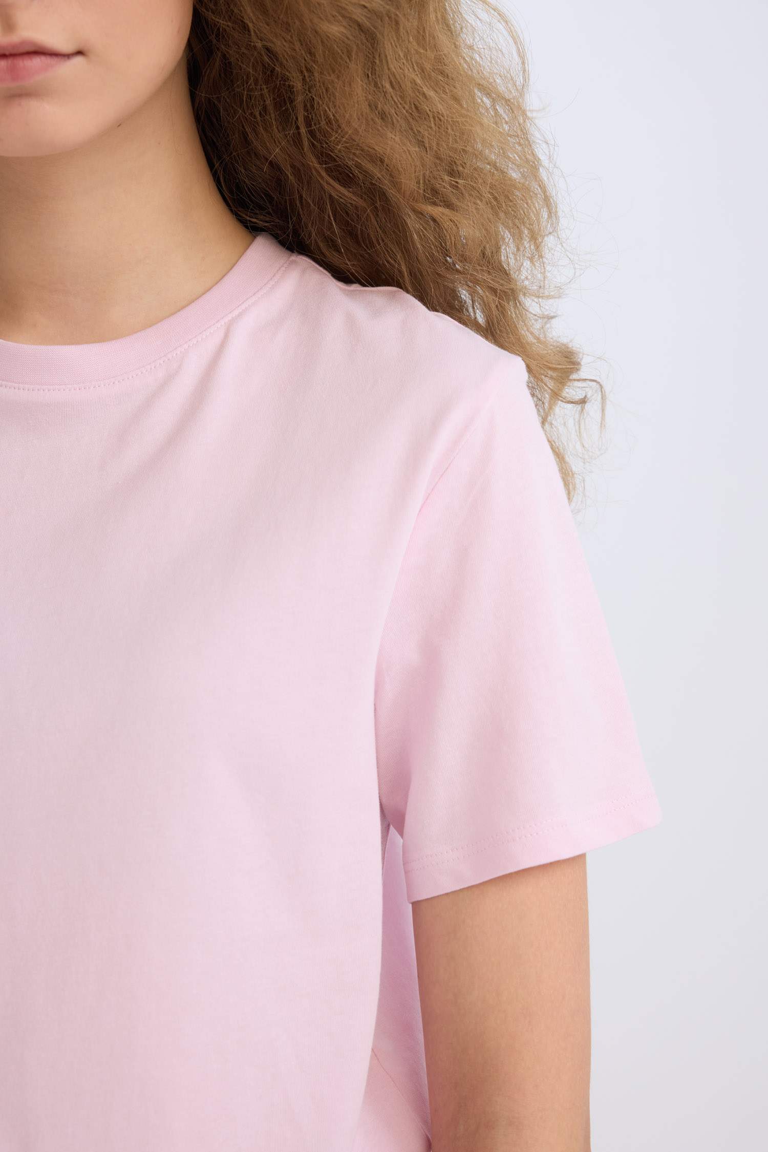 تيشيرت نص ردن بياخة مستديرة وقصة عادية