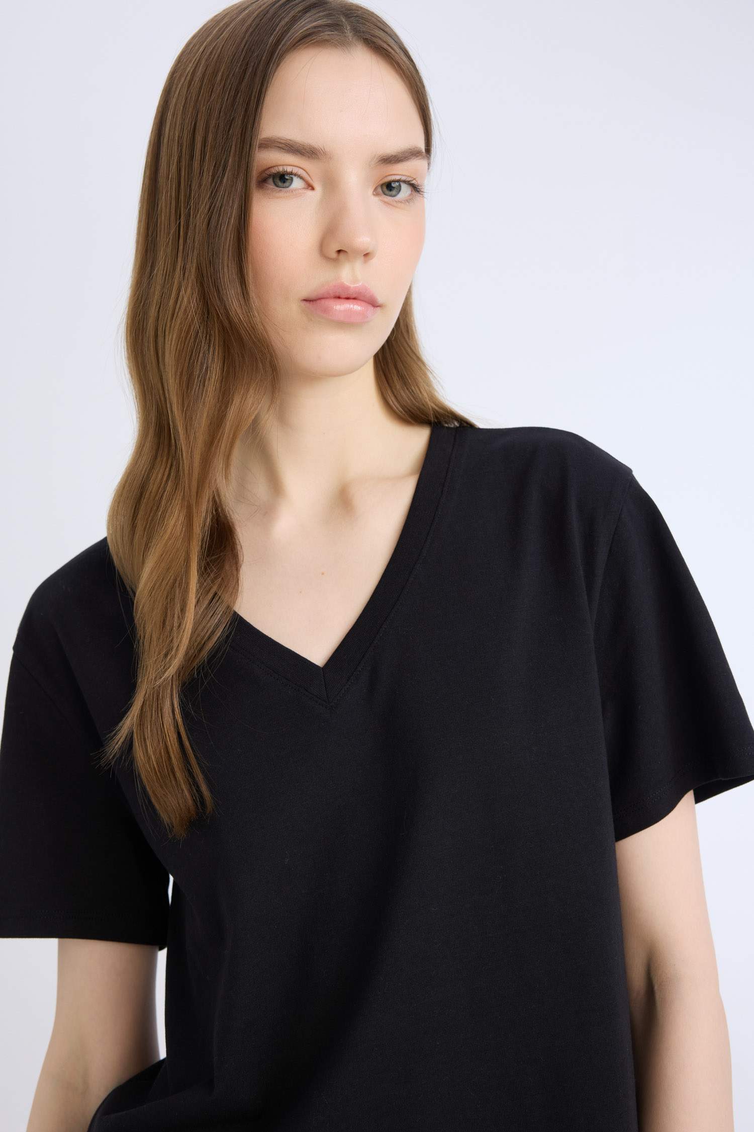 Regular Fit V Yaka Basic Düz Kısa Kollu Tişört