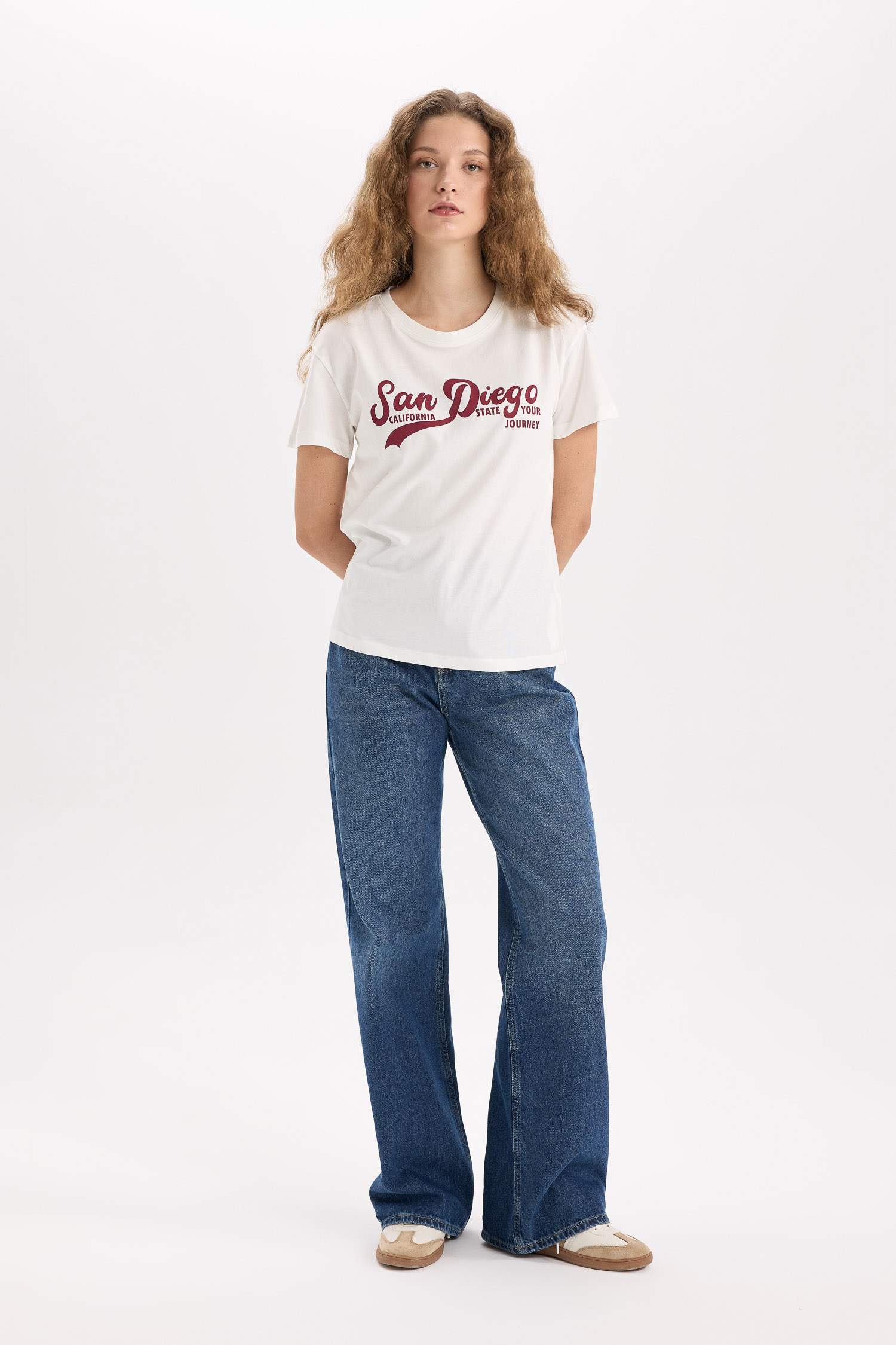 تيشيرت نص كم قصة عادية برقبة مستديرة