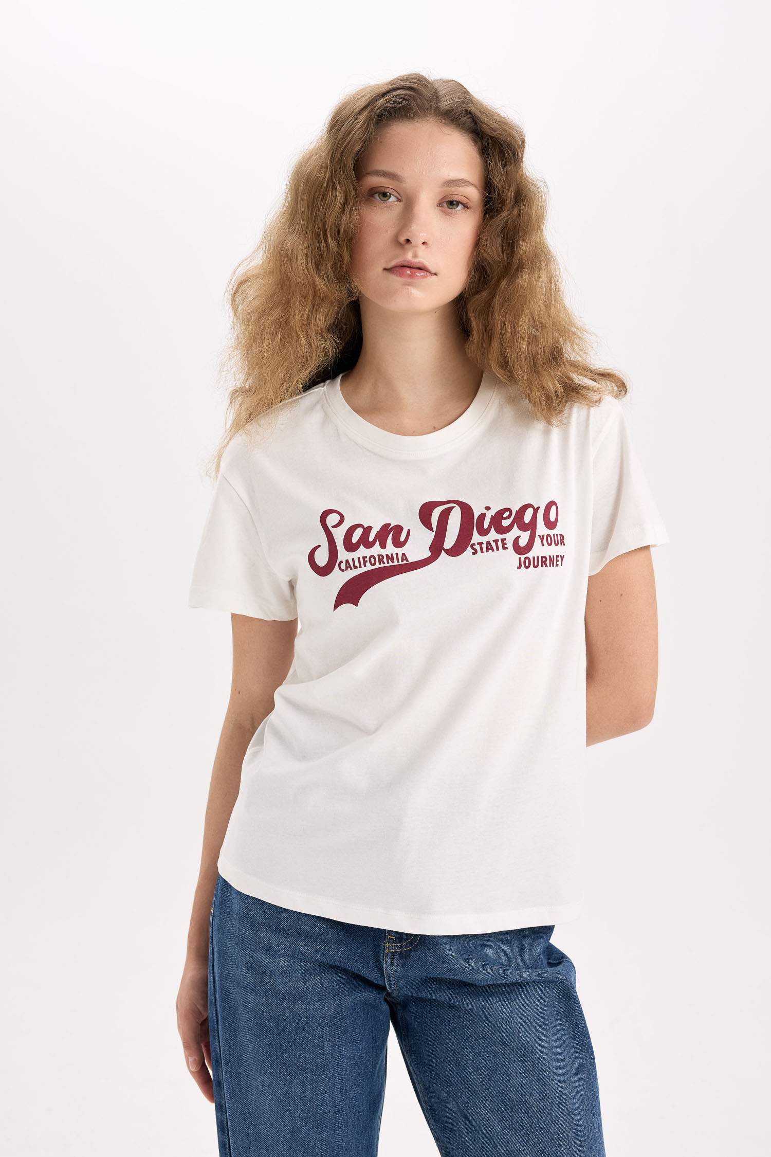 تيشيرت نص كم قصة عادية برقبة مستديرة