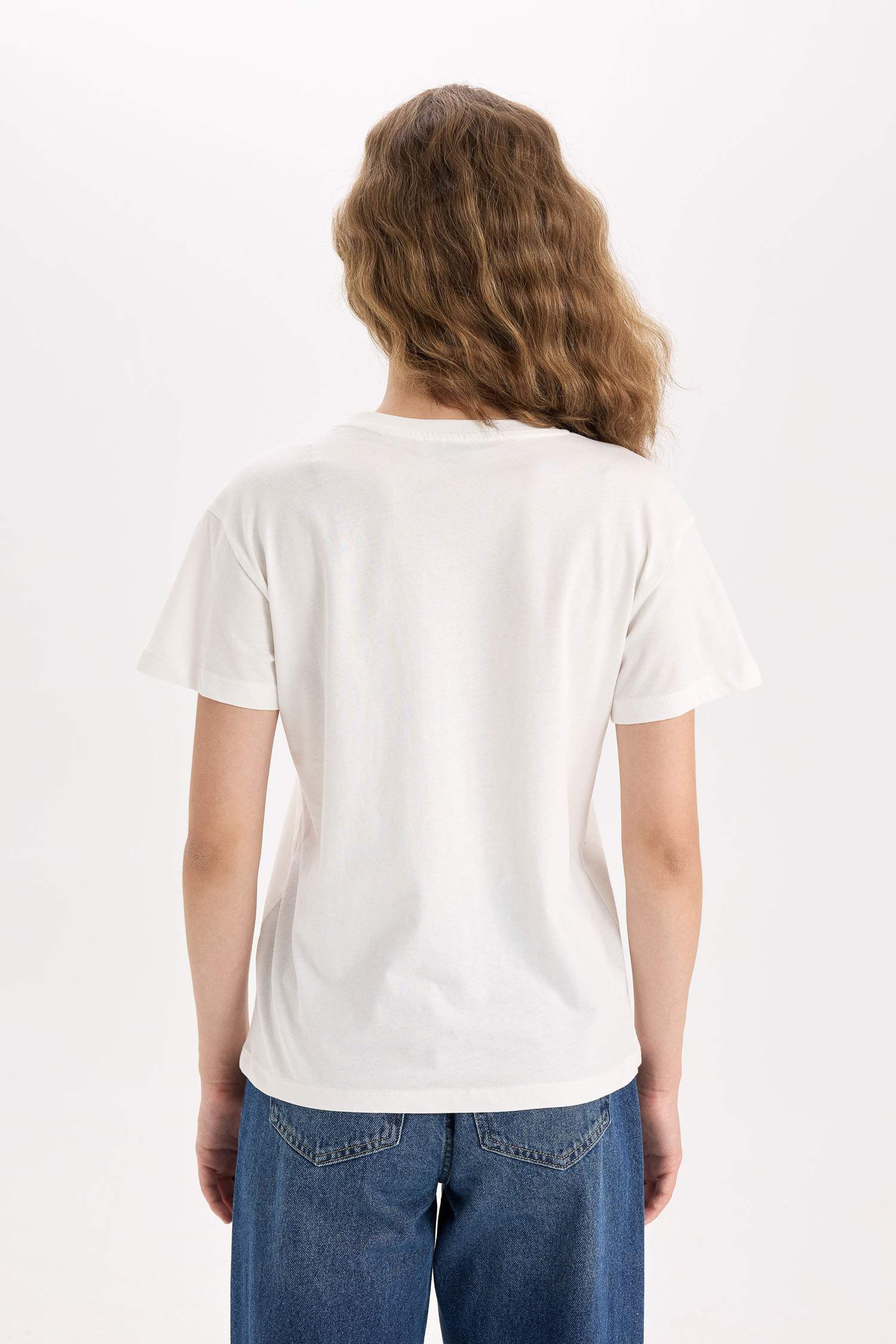 تيشيرت نص كم قصة عادية برقبة مستديرة