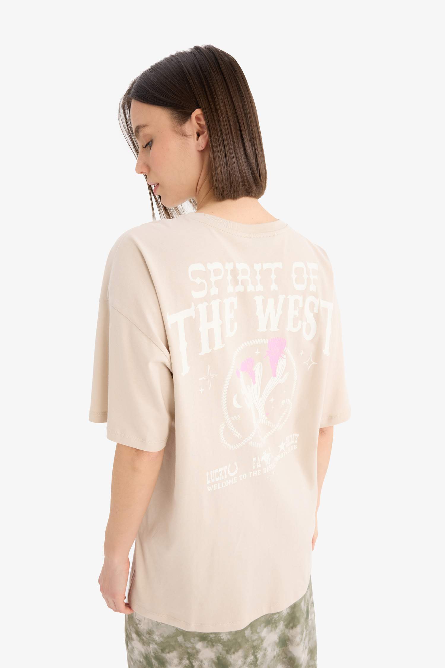 تيشيرت نص ردن بطبعة من الخلف قصة عادية