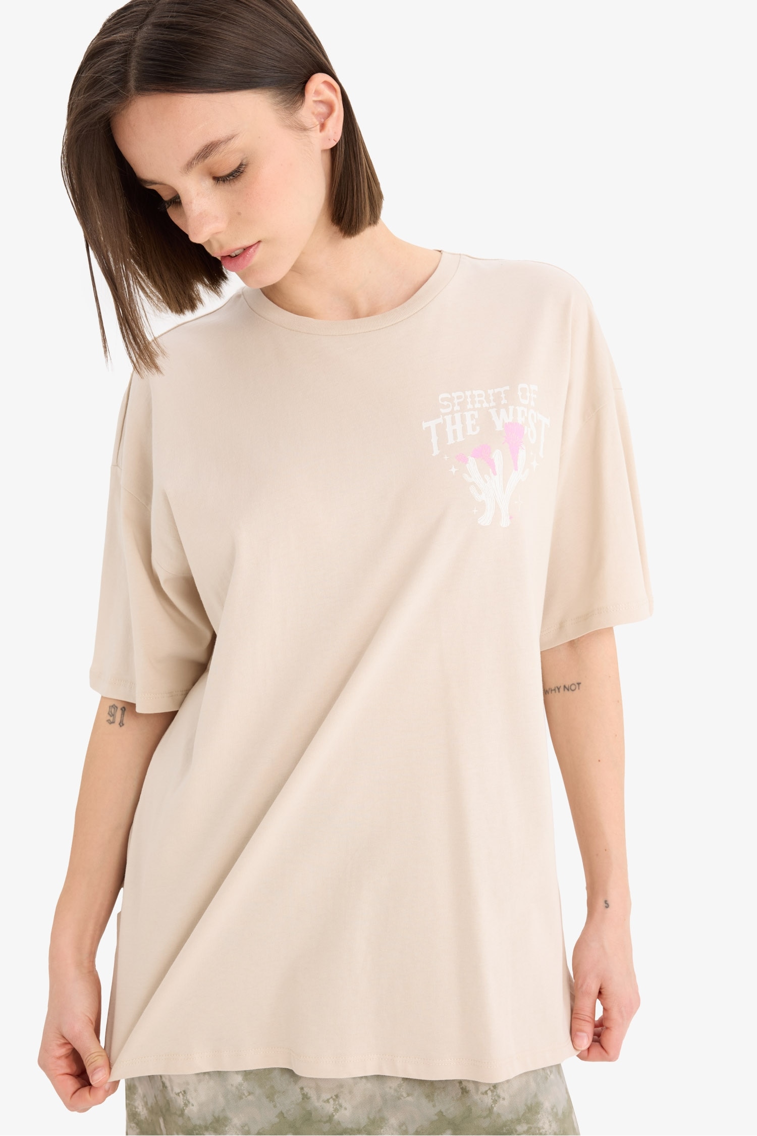 تيشيرت نص ردن بطبعة من الخلف قصة عادية