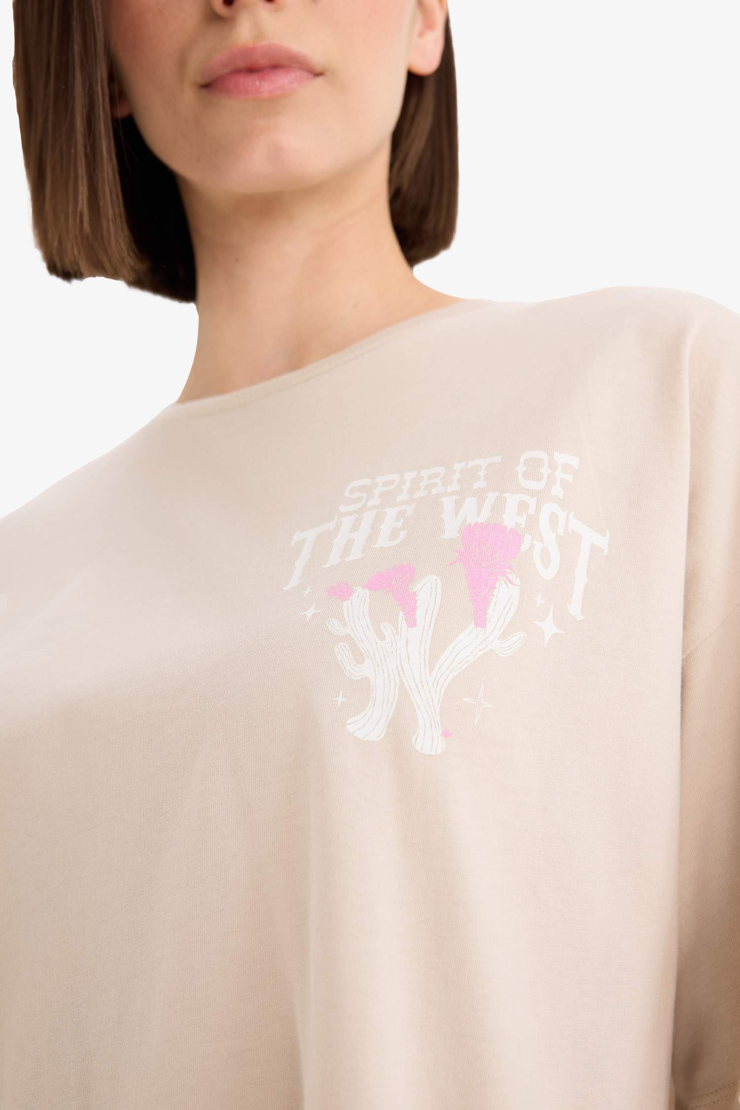 تيشيرت نص ردن بطبعة من الخلف قصة عادية