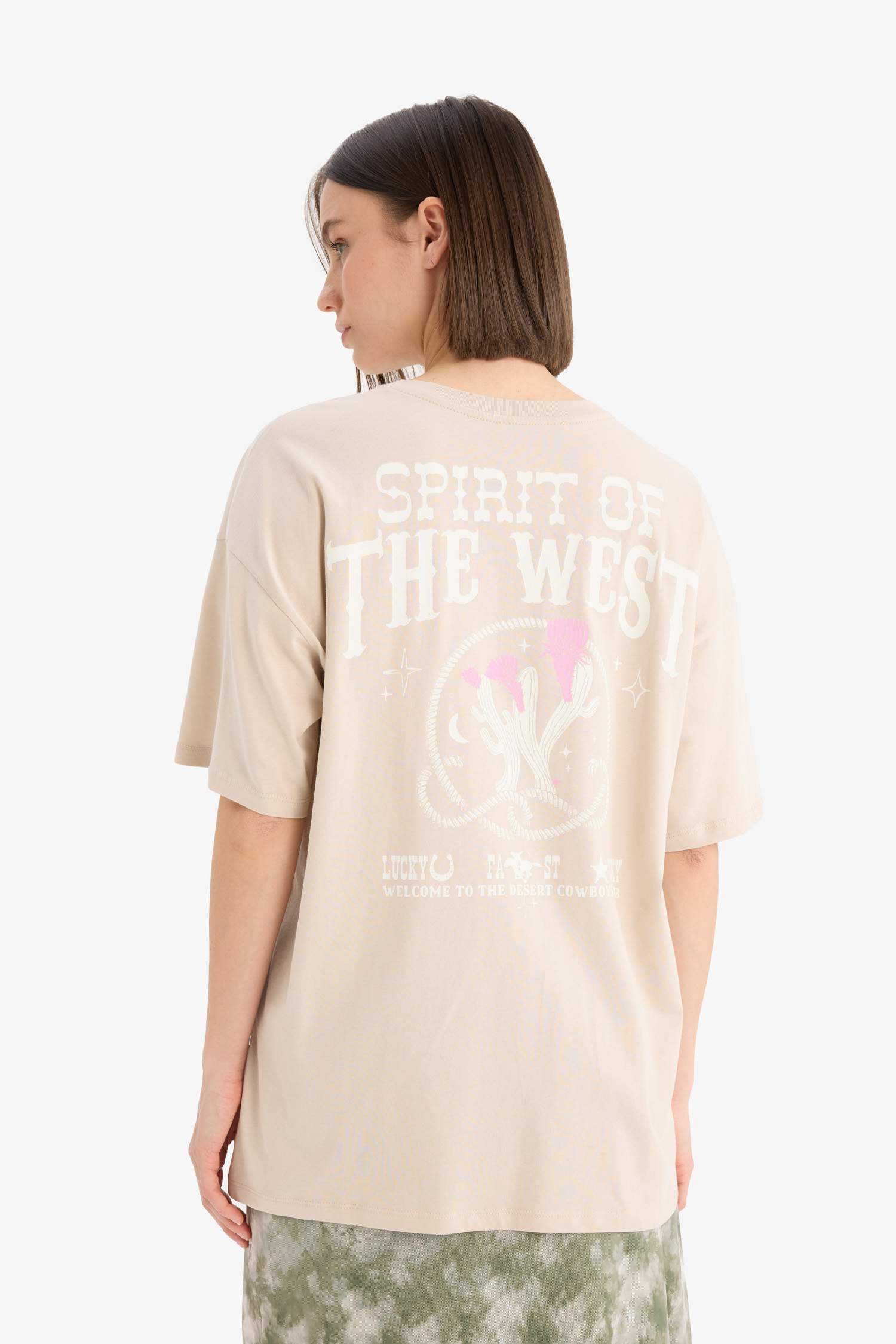 تيشيرت نص ردن بطبعة من الخلف قصة عادية