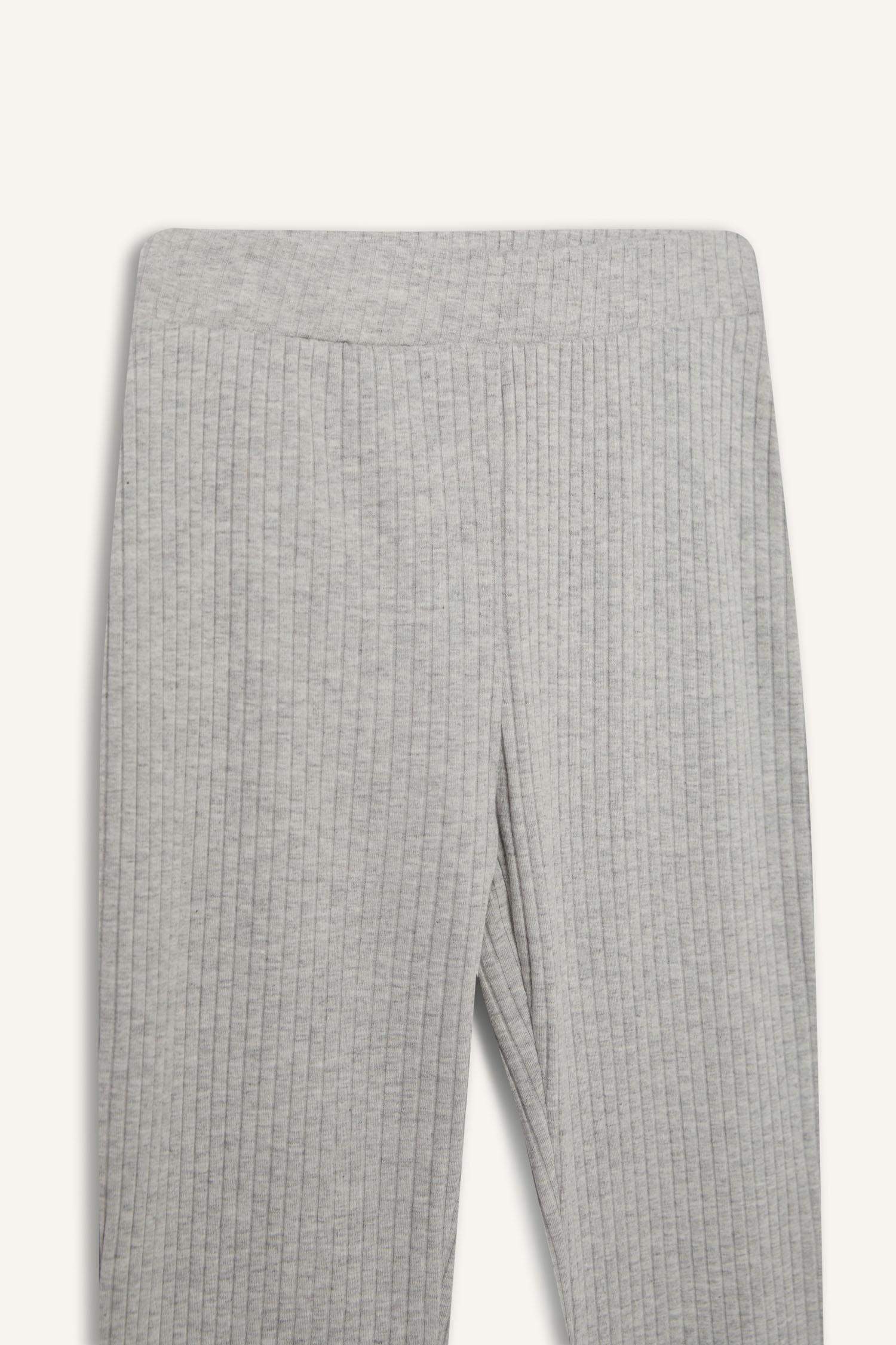 Детские леггинсы из ребристой ткани с клешированными штанинами