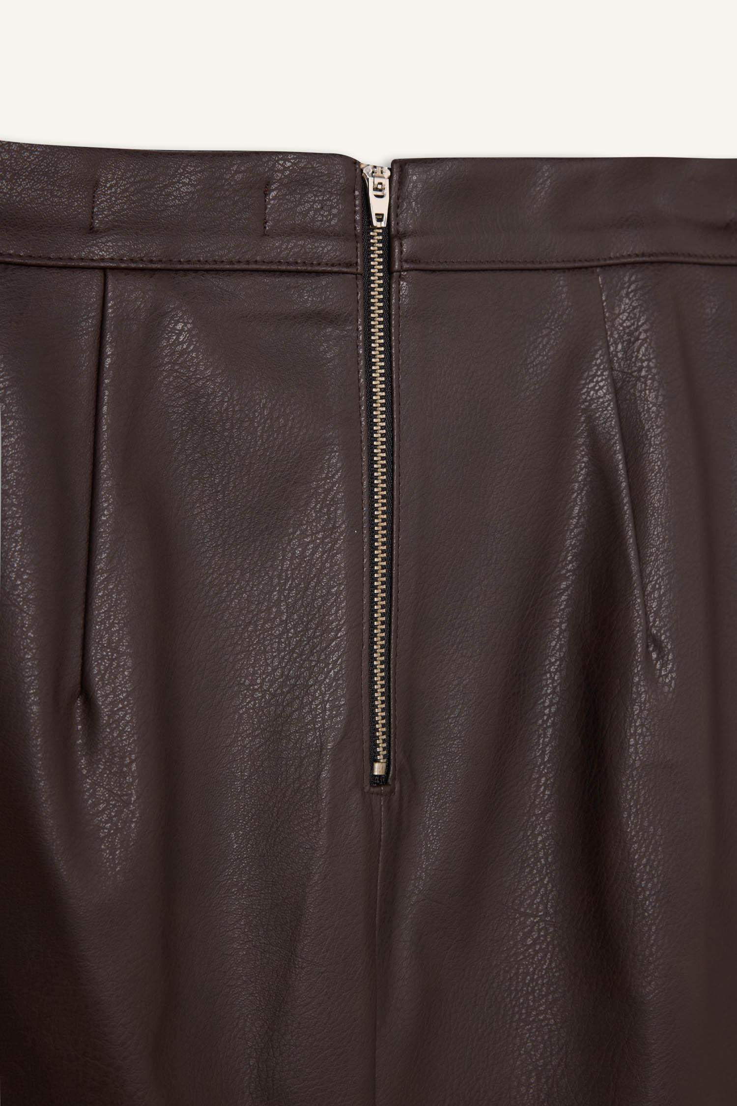 Mini-jupe en similicuir à taille haute et coupe évasée Sorbe x DeFacto