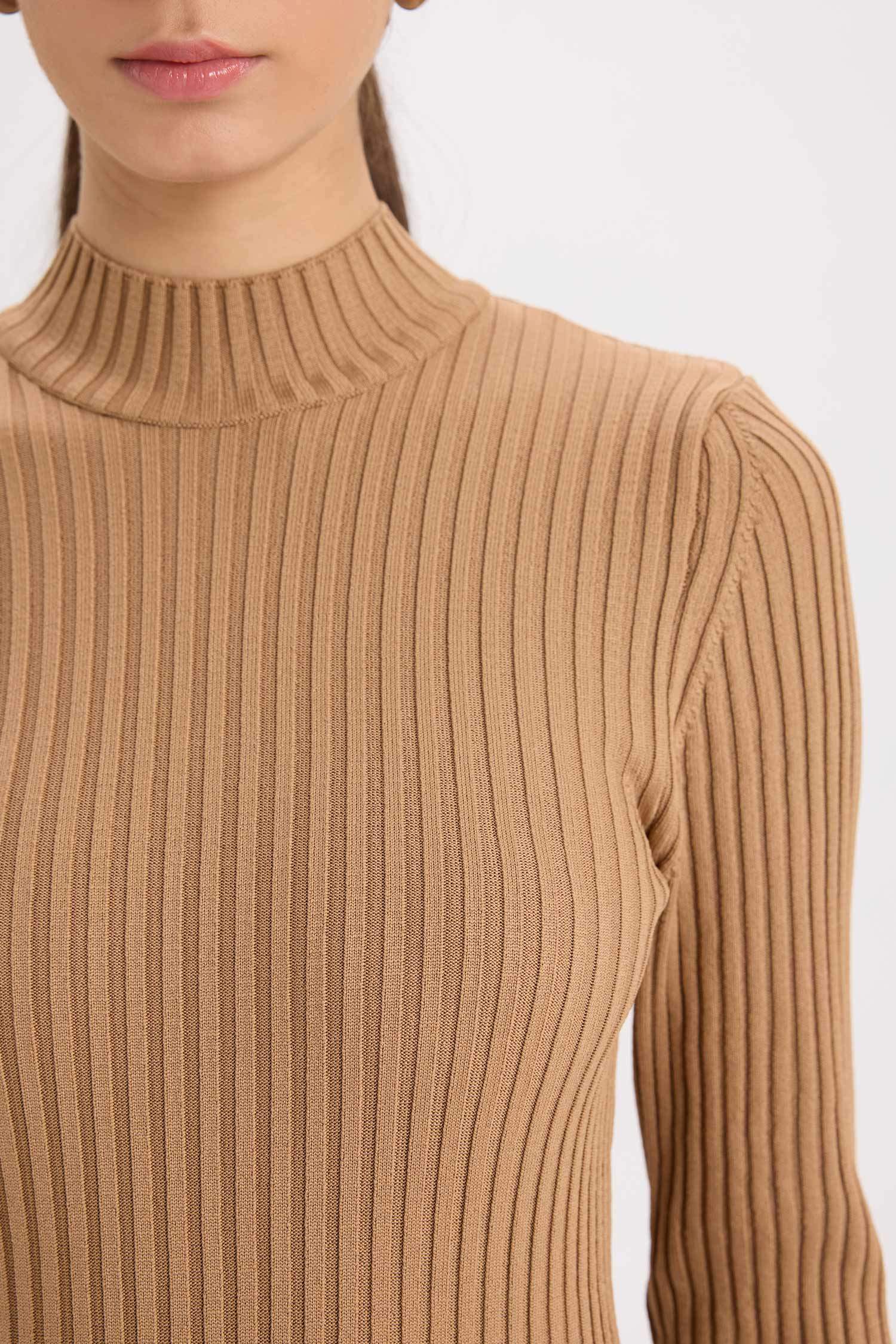 Платье приталенного кроя с длинным рукавом