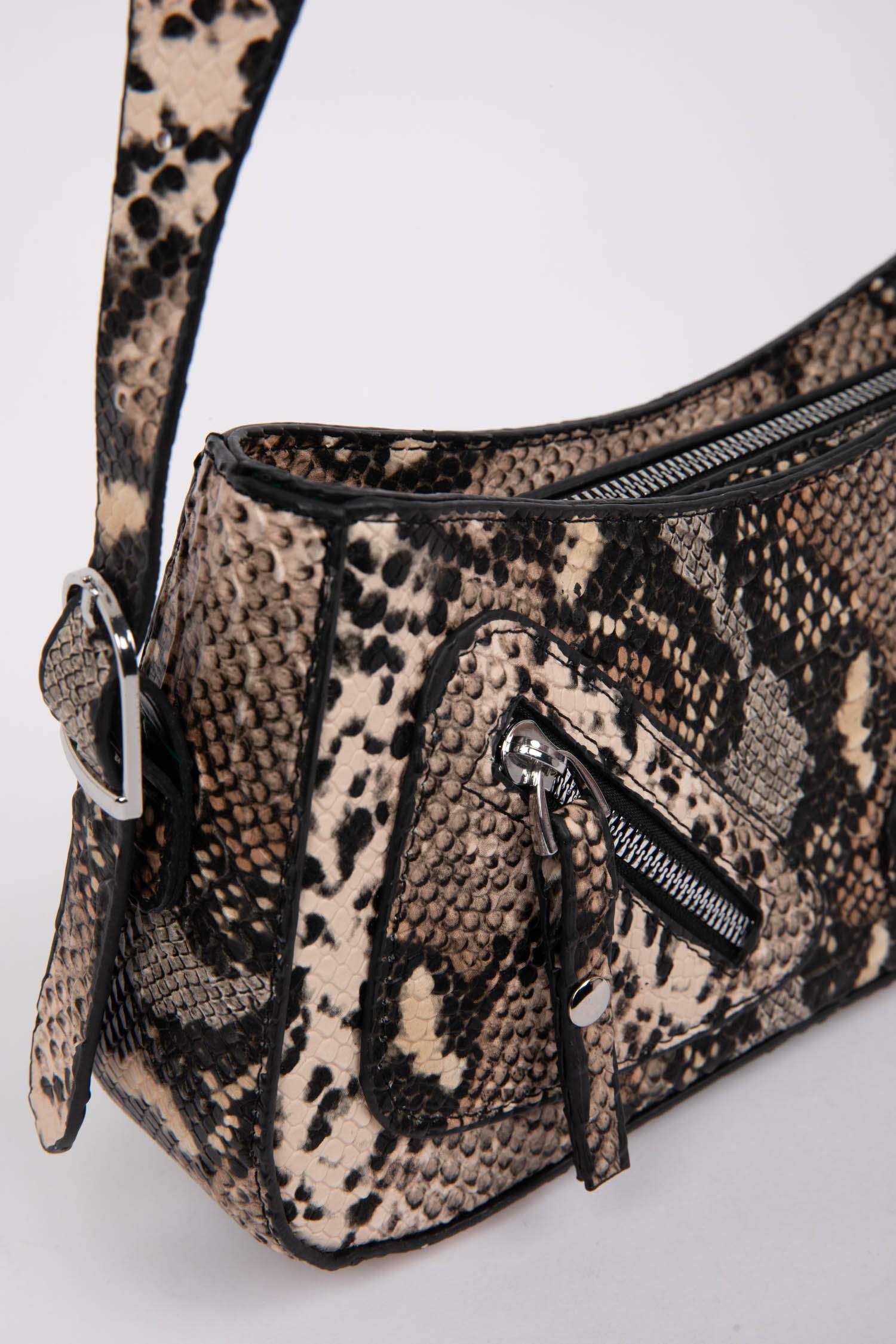 Женская сумка с эффектом змеиной кожи