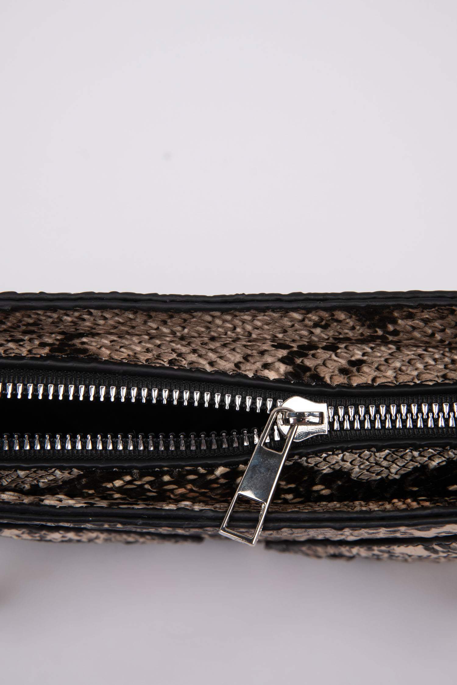 Женская сумка с эффектом змеиной кожи