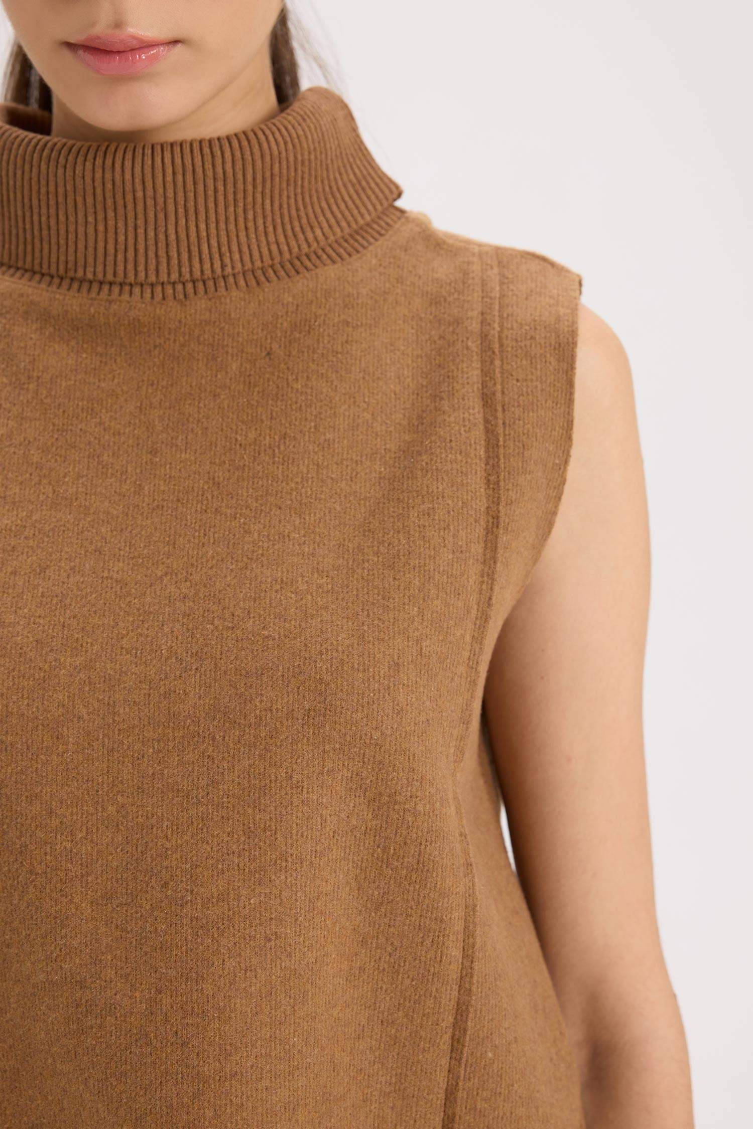 Regular Fit Balıkçı Yaka Kolsuz Bluz