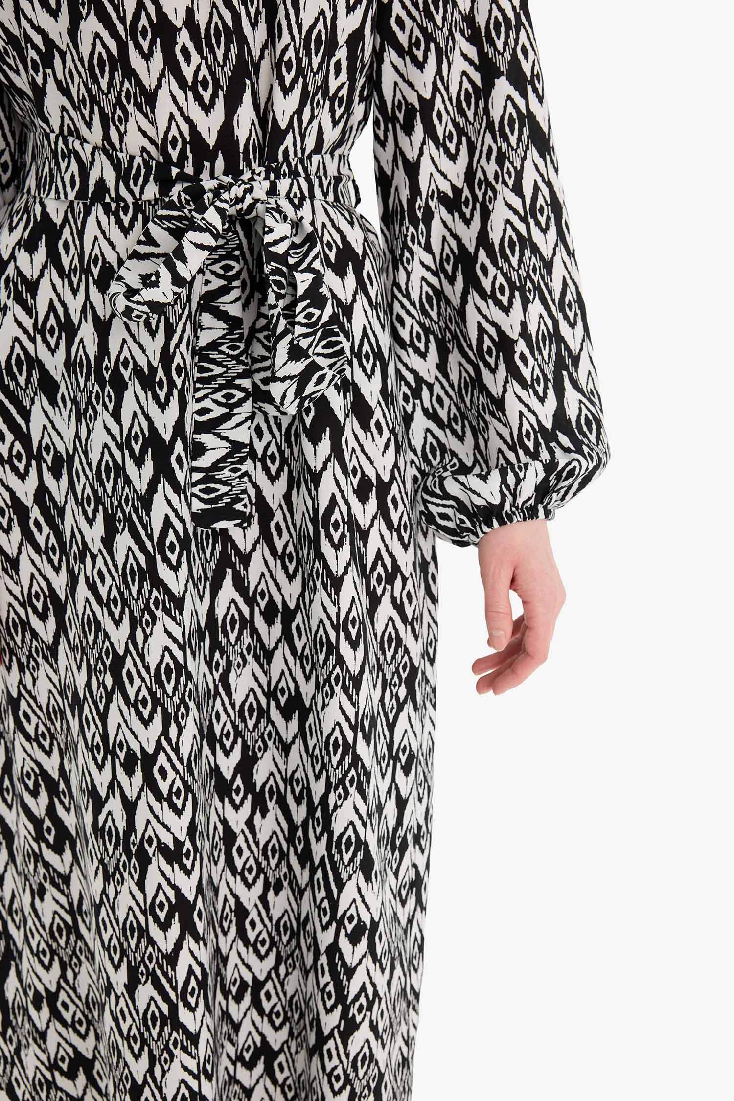 Regular Fit Bisiklet Yaka Desenli Kuşaklı Uzun Kollu Maxi Elbise