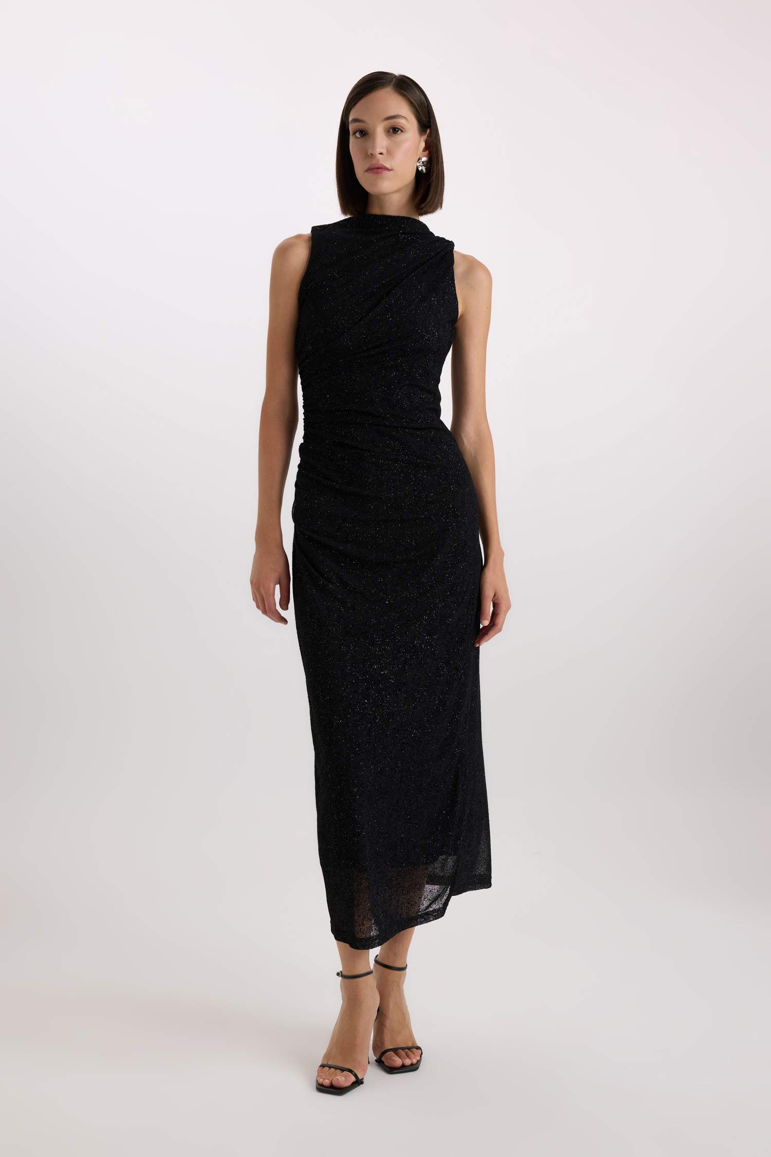 Fitted İşlemeli Kadife Kolsuz Maxi Elbise