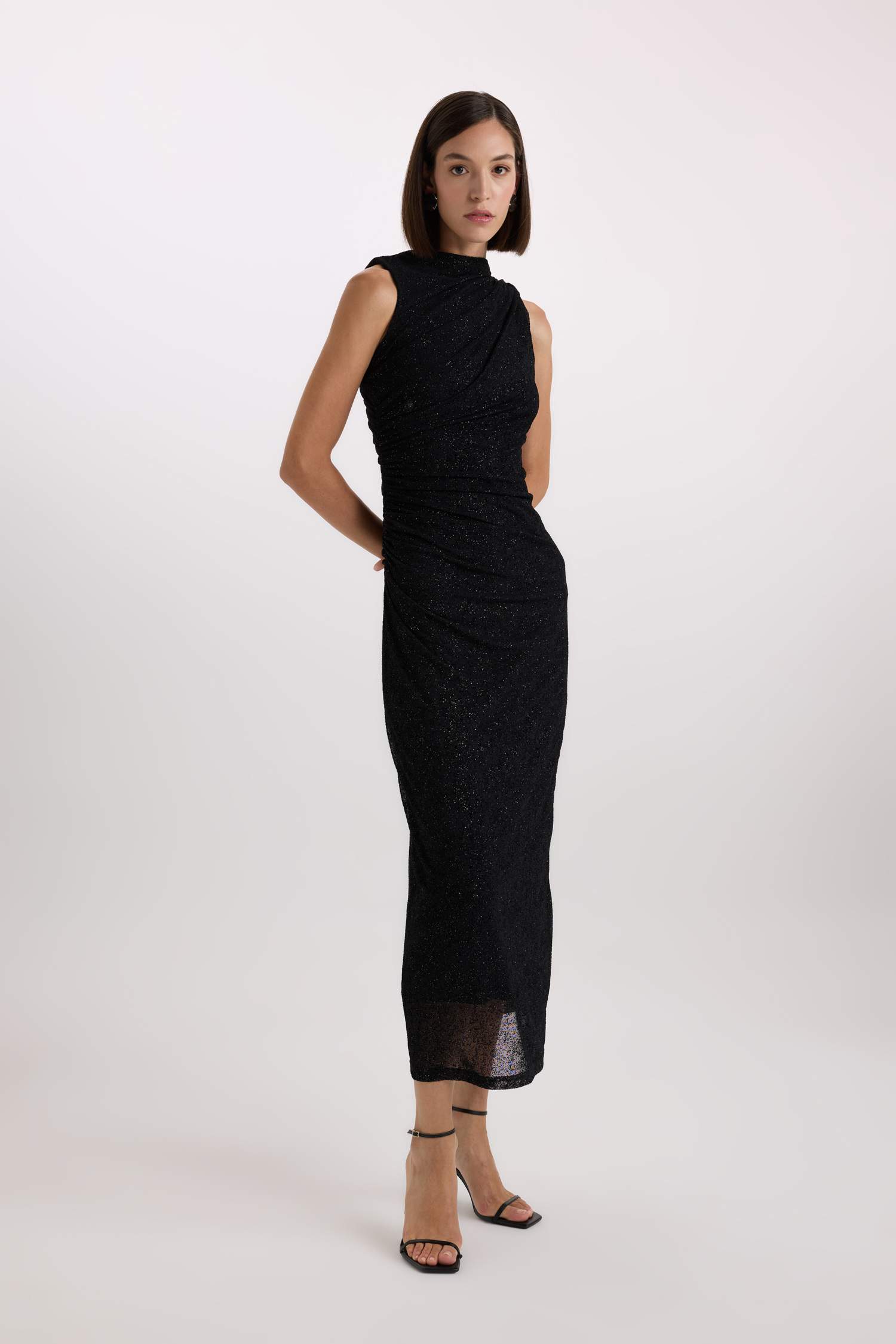 Fitted İşlemeli Kadife Kolsuz Maxi Elbise