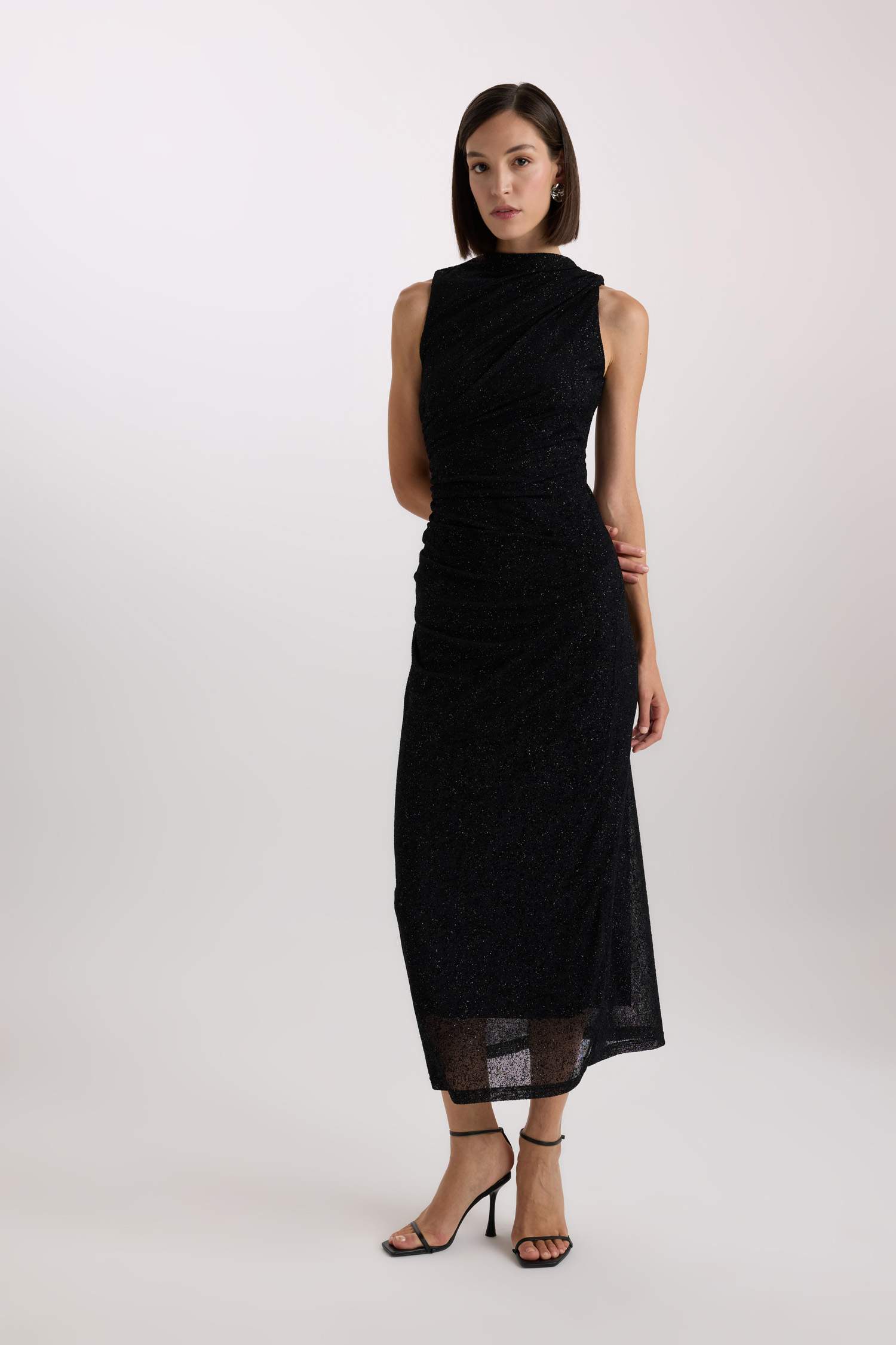 Fitted İşlemeli Kadife Kolsuz Maxi Elbise