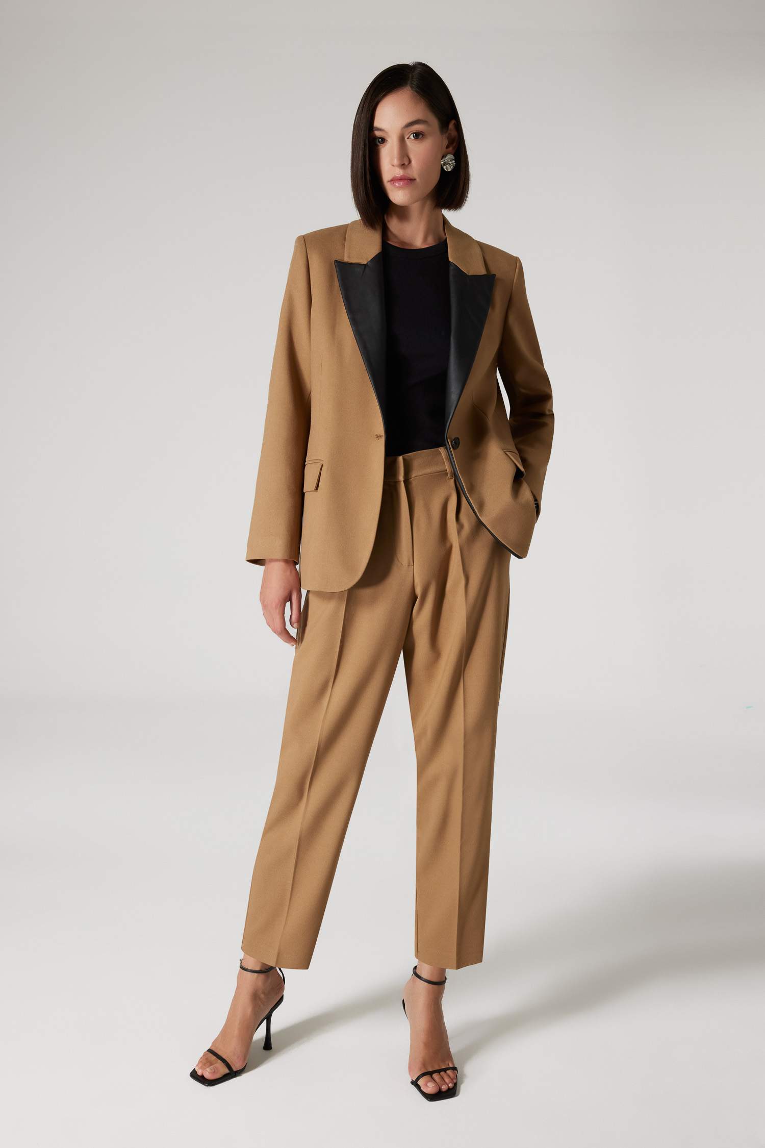 Sorbe x DeFacto Oversize Geniş Kalıp Ceket Yaka Suni Deri Detaylı Düğmeli Blazer Ceket