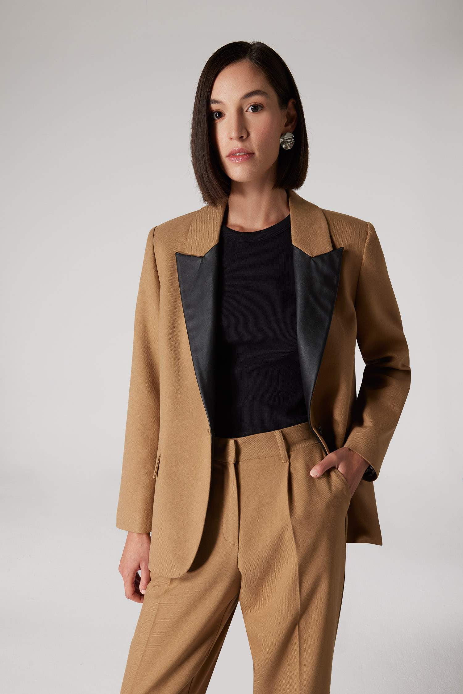 Sorbe x DeFacto Oversize Geniş Kalıp Ceket Yaka Suni Deri Detaylı Düğmeli Blazer Ceket