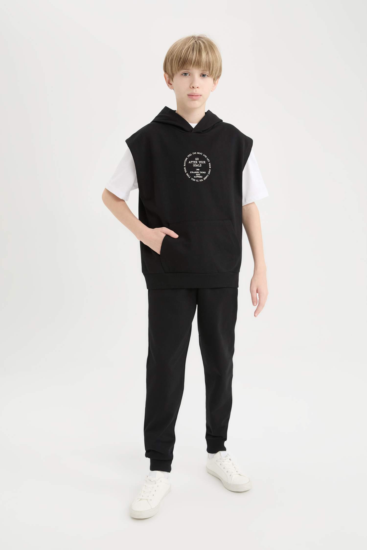 Erkek Çocuk 3'lü Takım Kapüşonlu Kolsuz Baskılı Sweatshirt Kısa Kollu Tişört Beli Paçası Lastikli Eşofman Altı