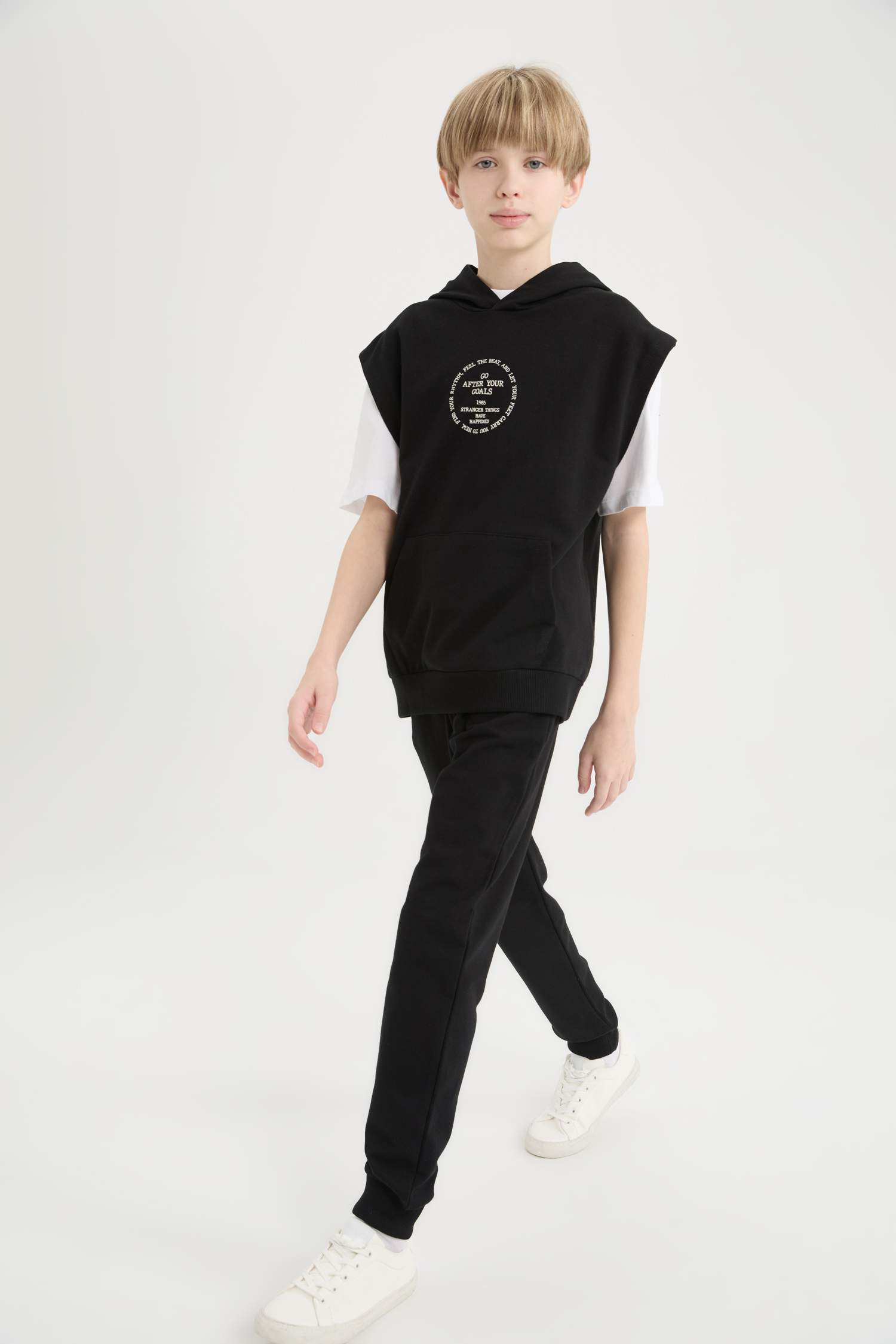 Erkek Çocuk 3'lü Takım Kapüşonlu Kolsuz Baskılı Sweatshirt Kısa Kollu Tişört Beli Paçası Lastikli Eşofman Altı