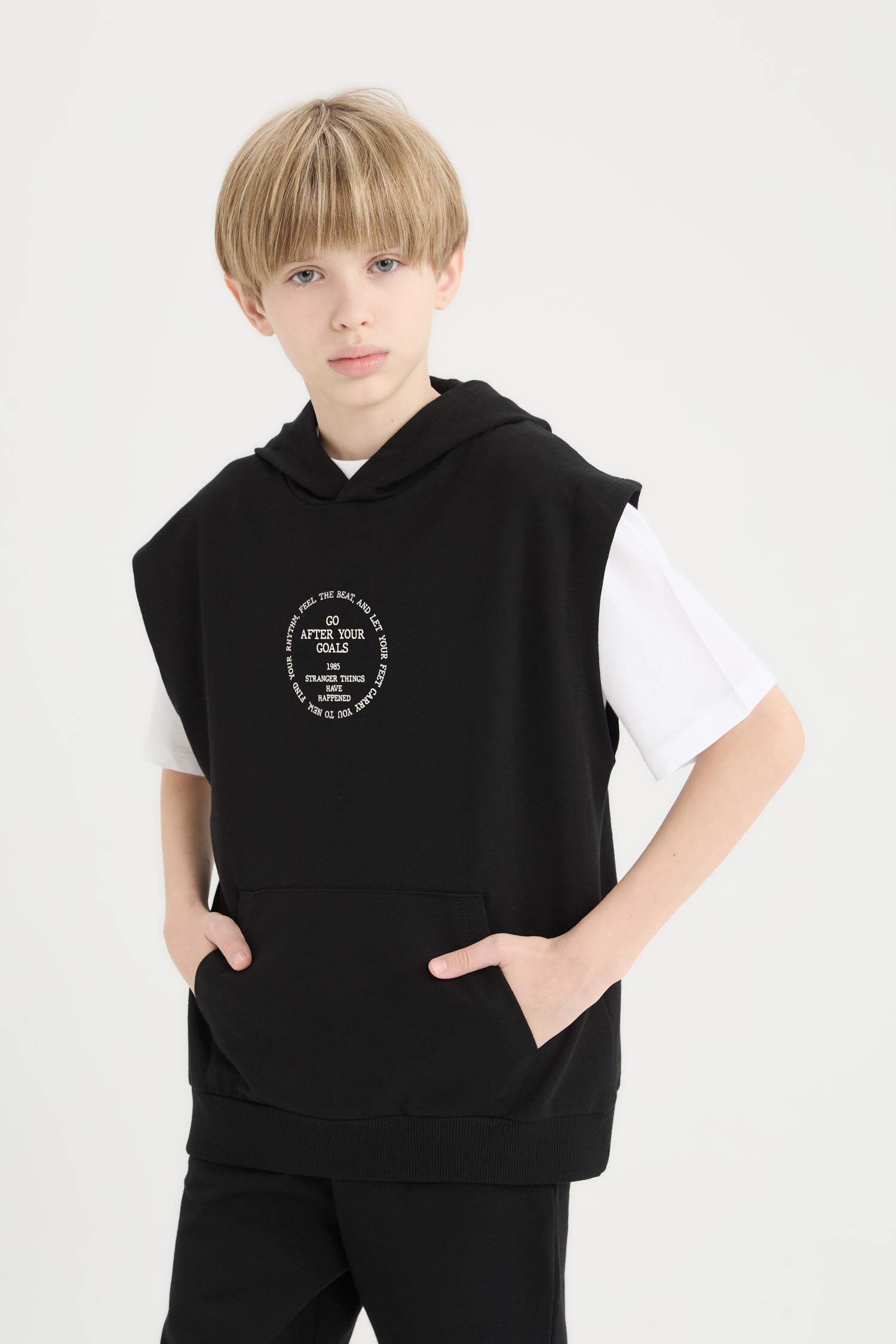 Erkek Çocuk 3'lü Takım Kapüşonlu Kolsuz Baskılı Sweatshirt Kısa Kollu Tişört Beli Paçası Lastikli Eşofman Altı