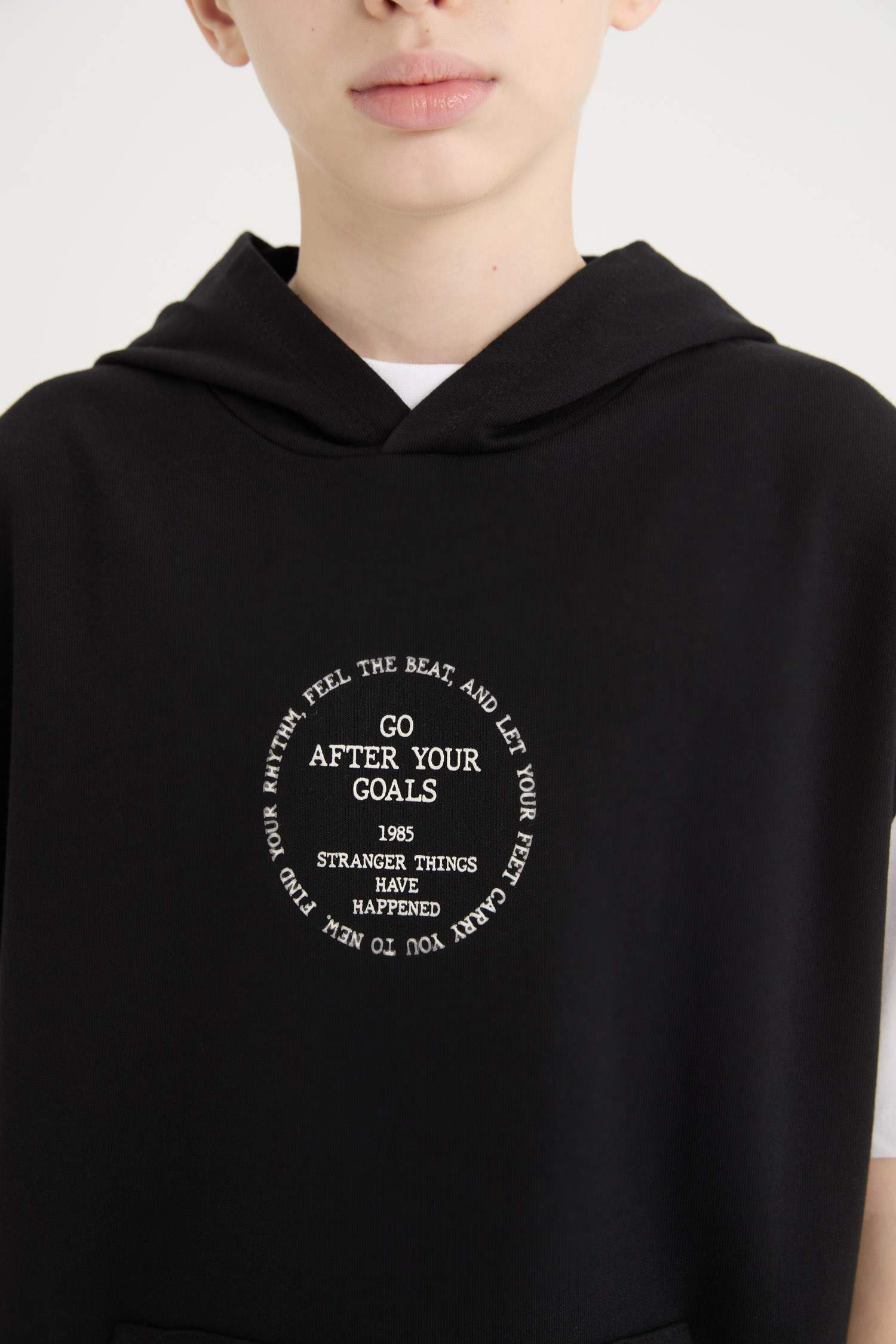 Erkek Çocuk 3'lü Takım Kapüşonlu Kolsuz Baskılı Sweatshirt Kısa Kollu Tişört Beli Paçası Lastikli Eşofman Altı