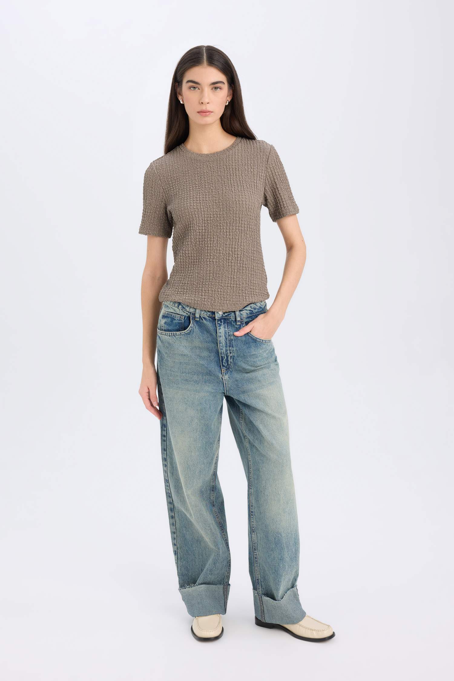 Футболка облегающего кроя с круглым вырезом и коротким рукавом