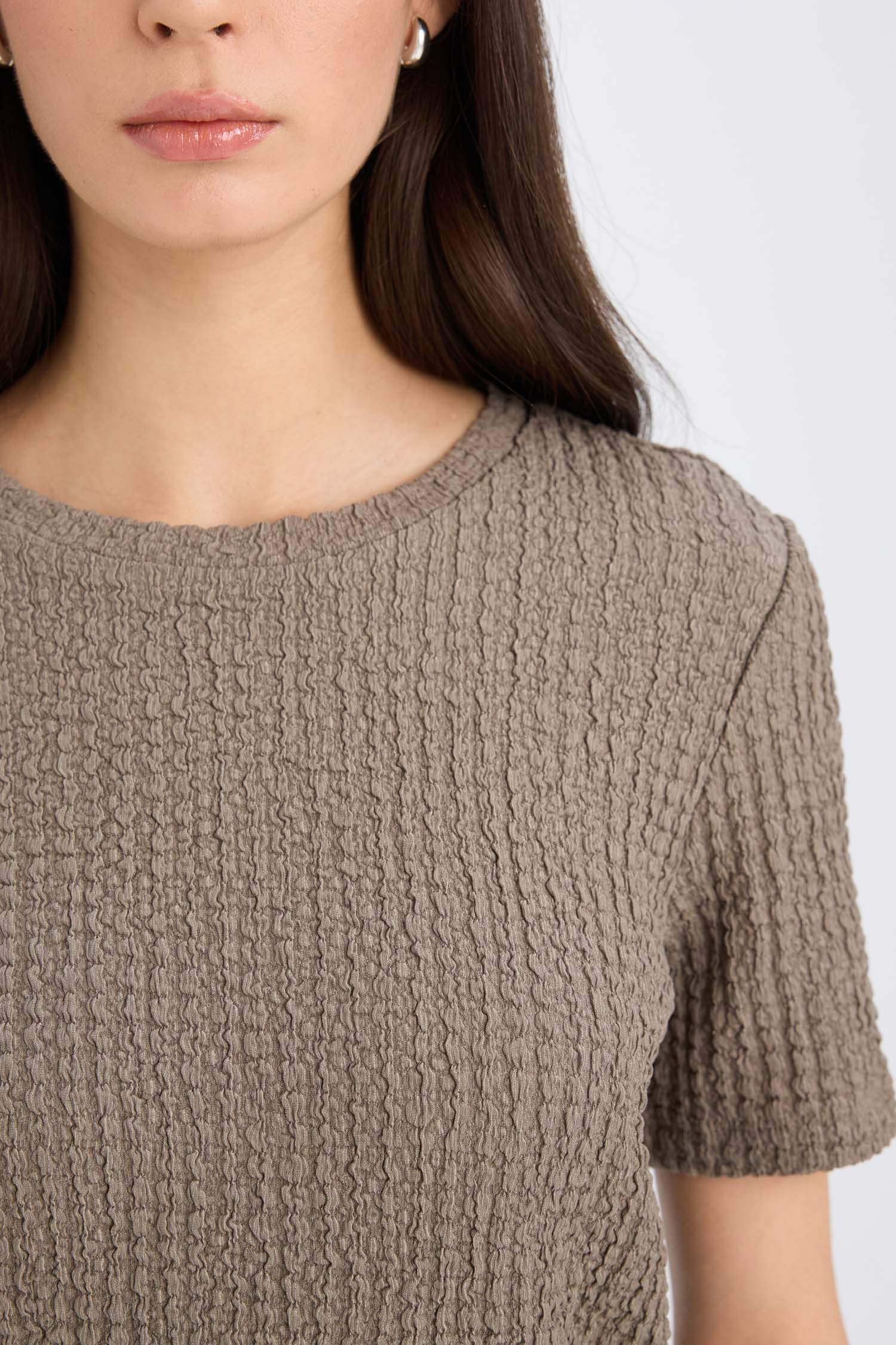 Футболка облегающего кроя с круглым вырезом и коротким рукавом