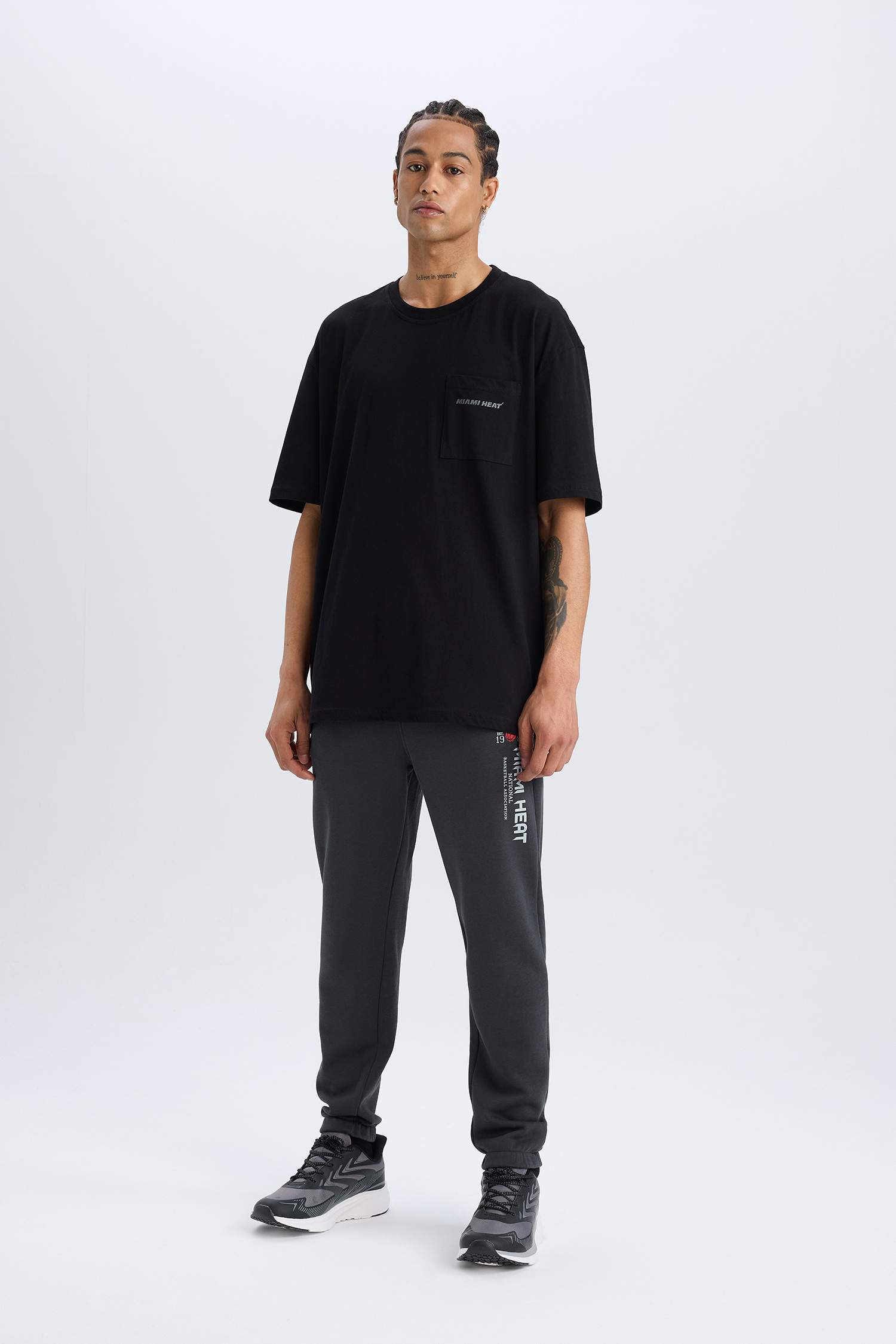 تيشيرت اوفر سايز برقبة مستديرة من ميامي هيت من DeFactoFit