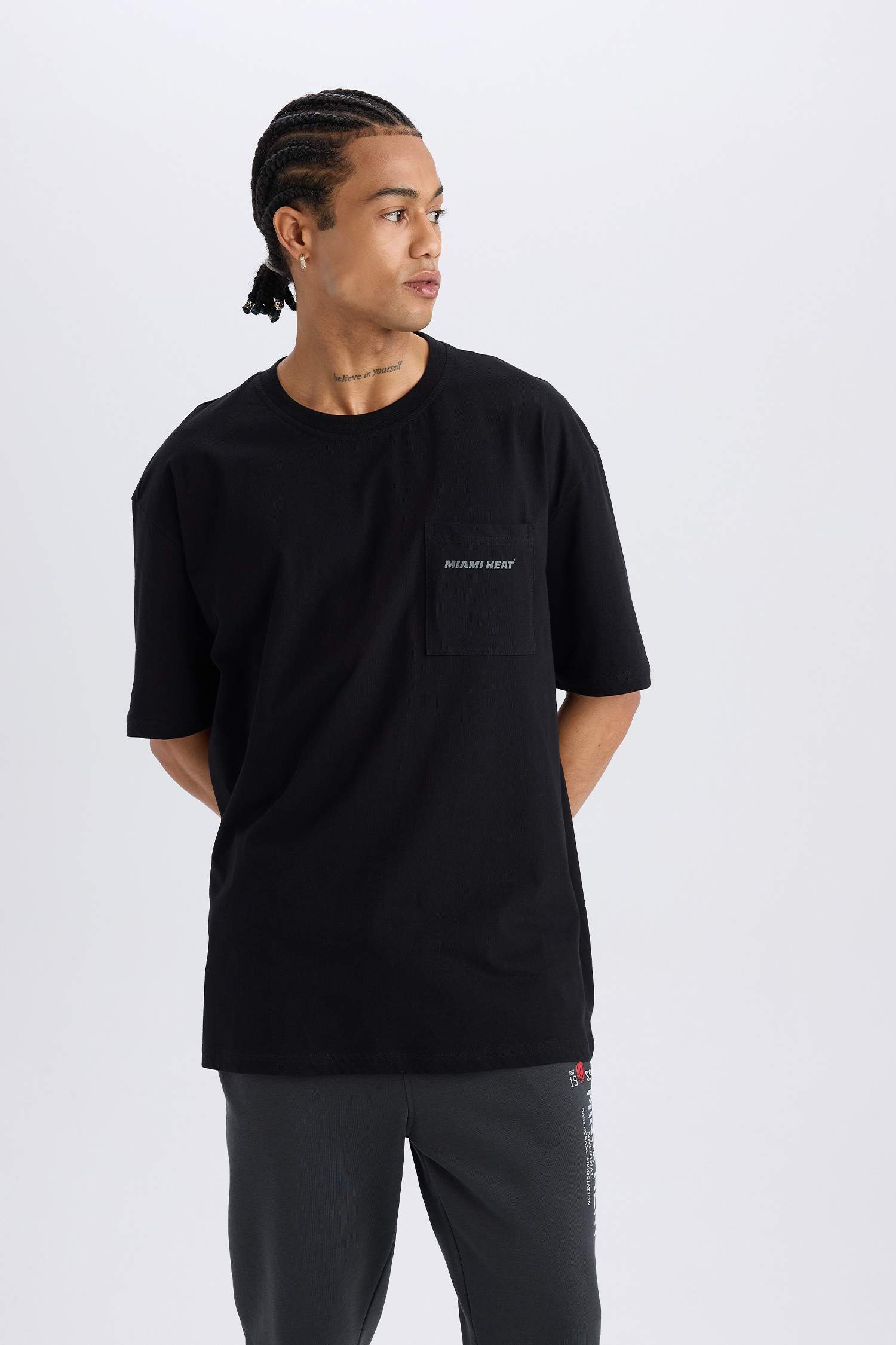 تيشيرت اوفر سايز برقبة مستديرة من ميامي هيت من DeFactoFit