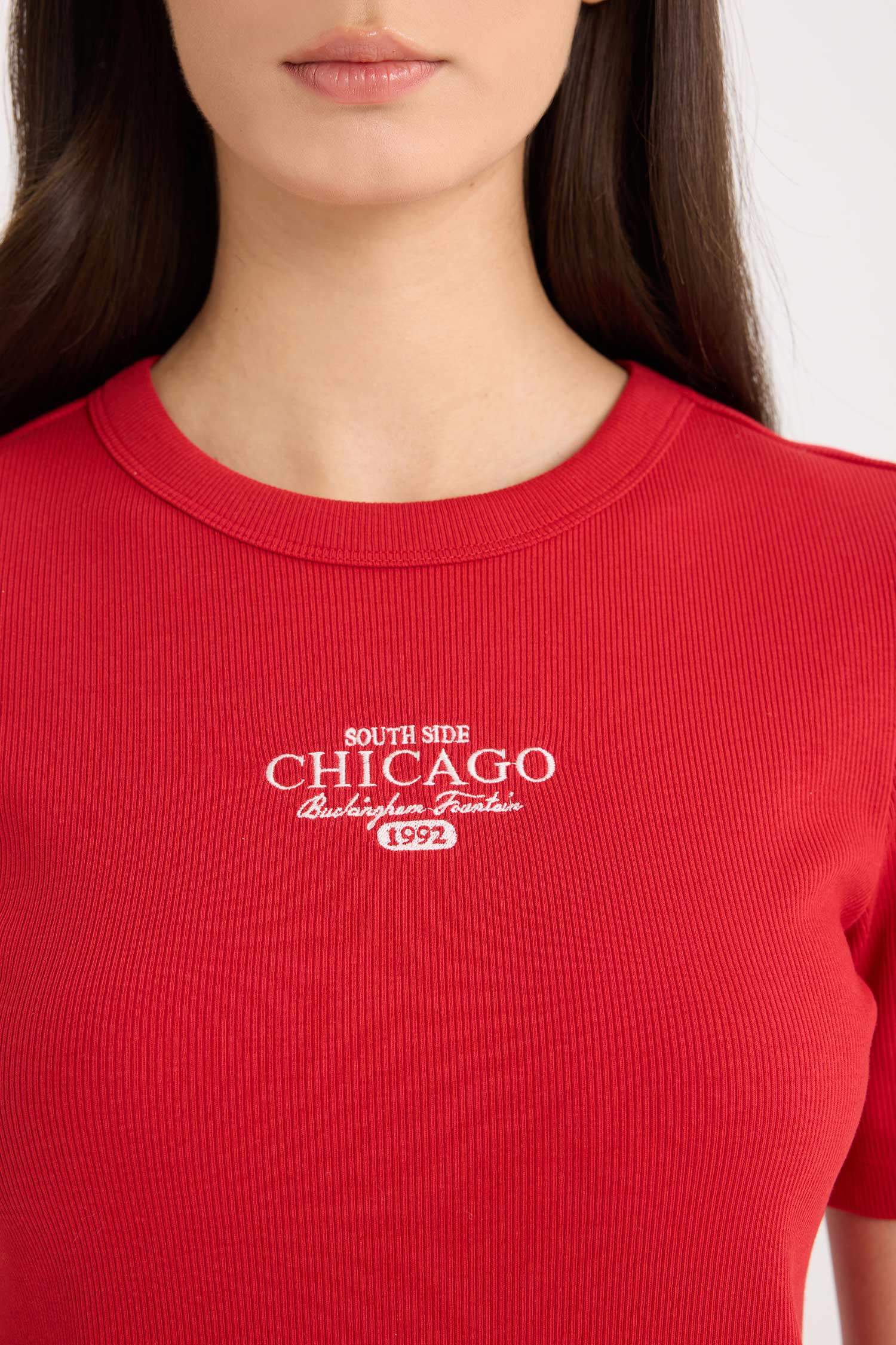 дөңгелек жаға слоган тоқылған Қысқа жеңді футболка