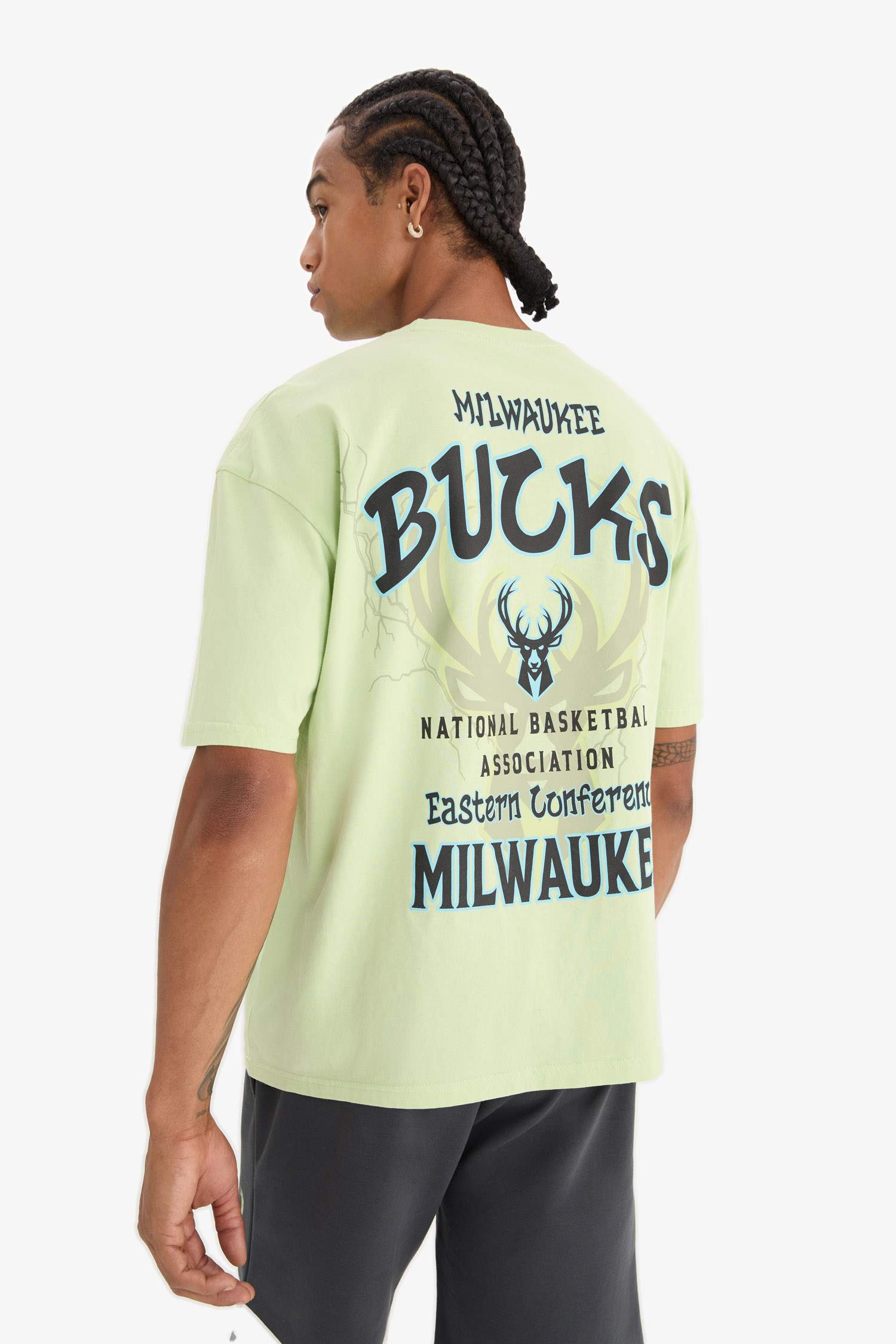 Футболка DeFactoFit NBA Milwaukee Bucks Oversize с широким кроем, круглым вырезом и принтом на спине