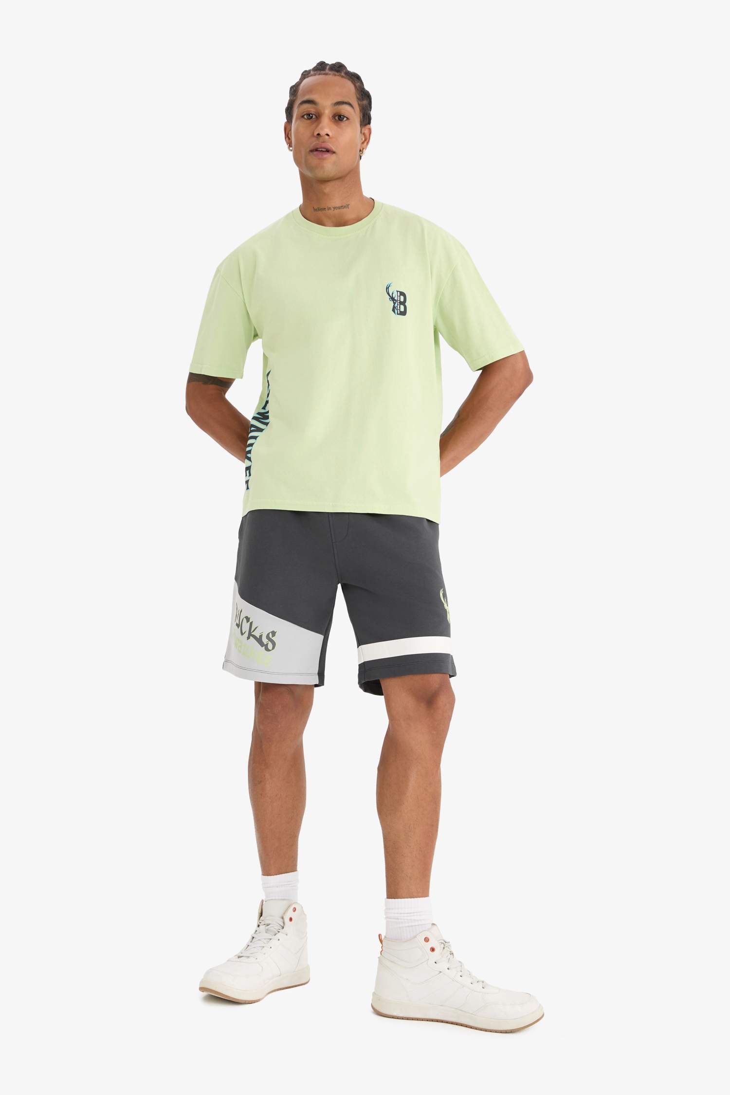 Футболка DeFactoFit NBA Milwaukee Bucks Oversize с широким кроем, круглым вырезом и принтом на спине