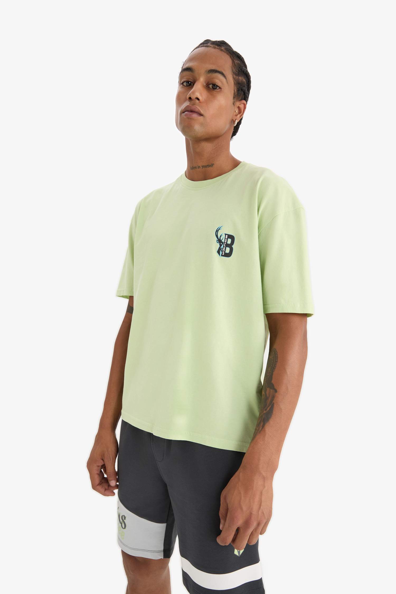 Футболка DeFactoFit NBA Milwaukee Bucks Oversize с широким кроем, круглым вырезом и принтом на спине