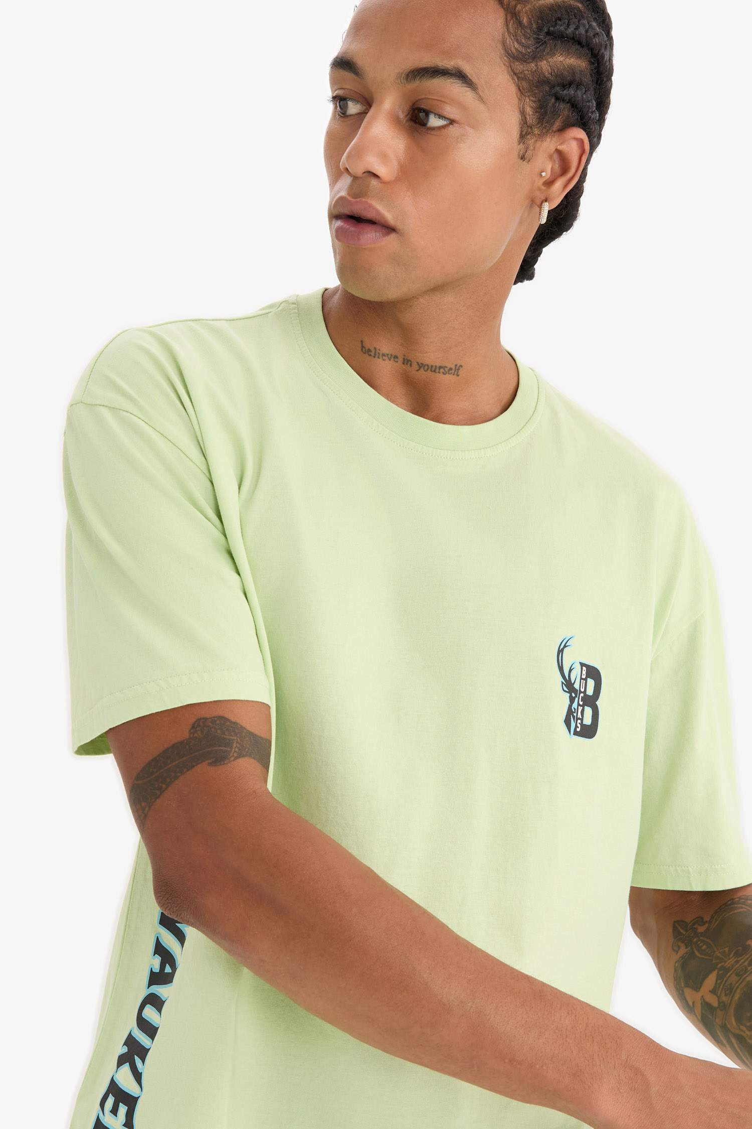 Футболка DeFactoFit NBA Milwaukee Bucks Oversize с широким кроем, круглым вырезом и принтом на спине