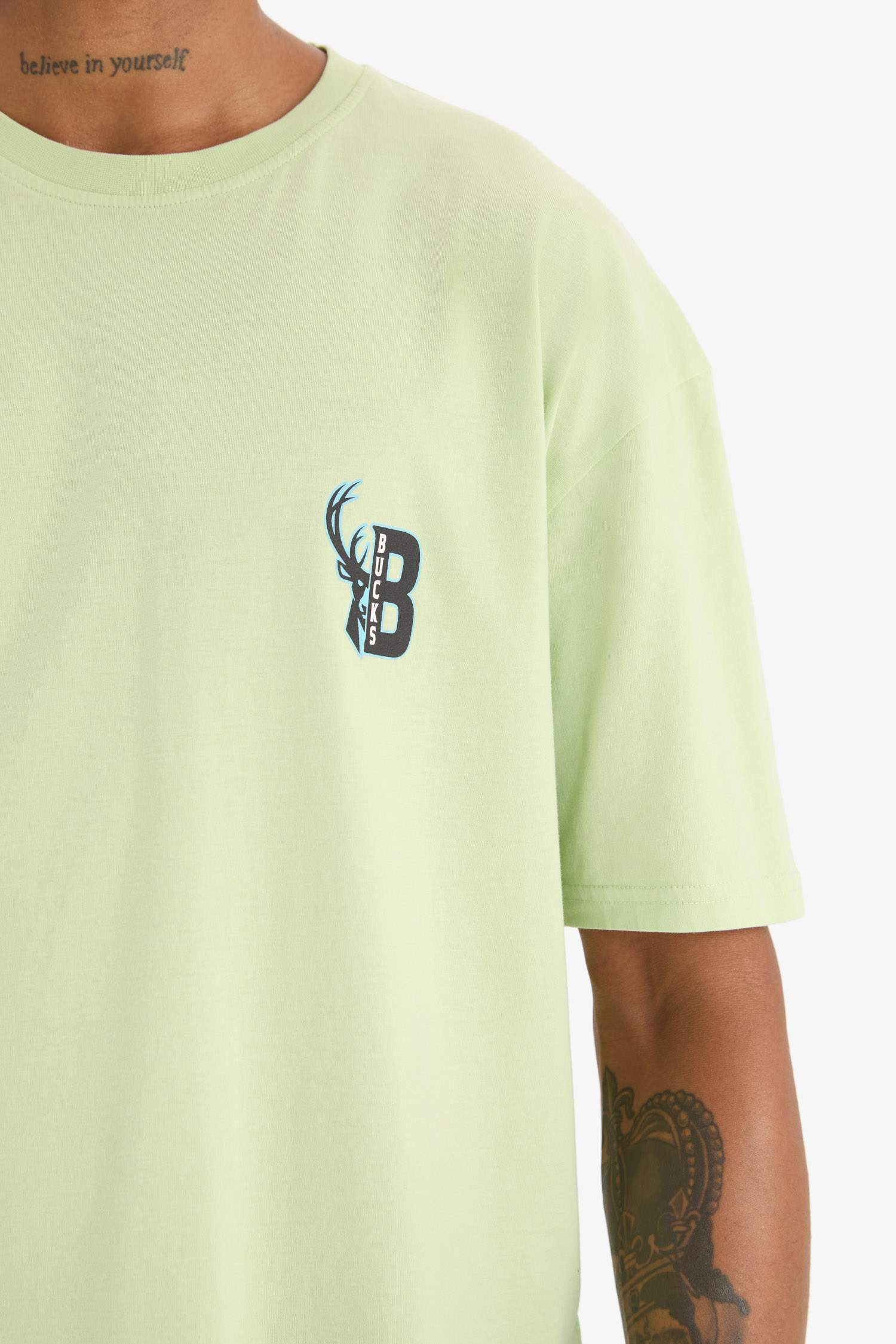 Футболка DeFactoFit NBA Milwaukee Bucks Oversize с широким кроем, круглым вырезом и принтом на спине