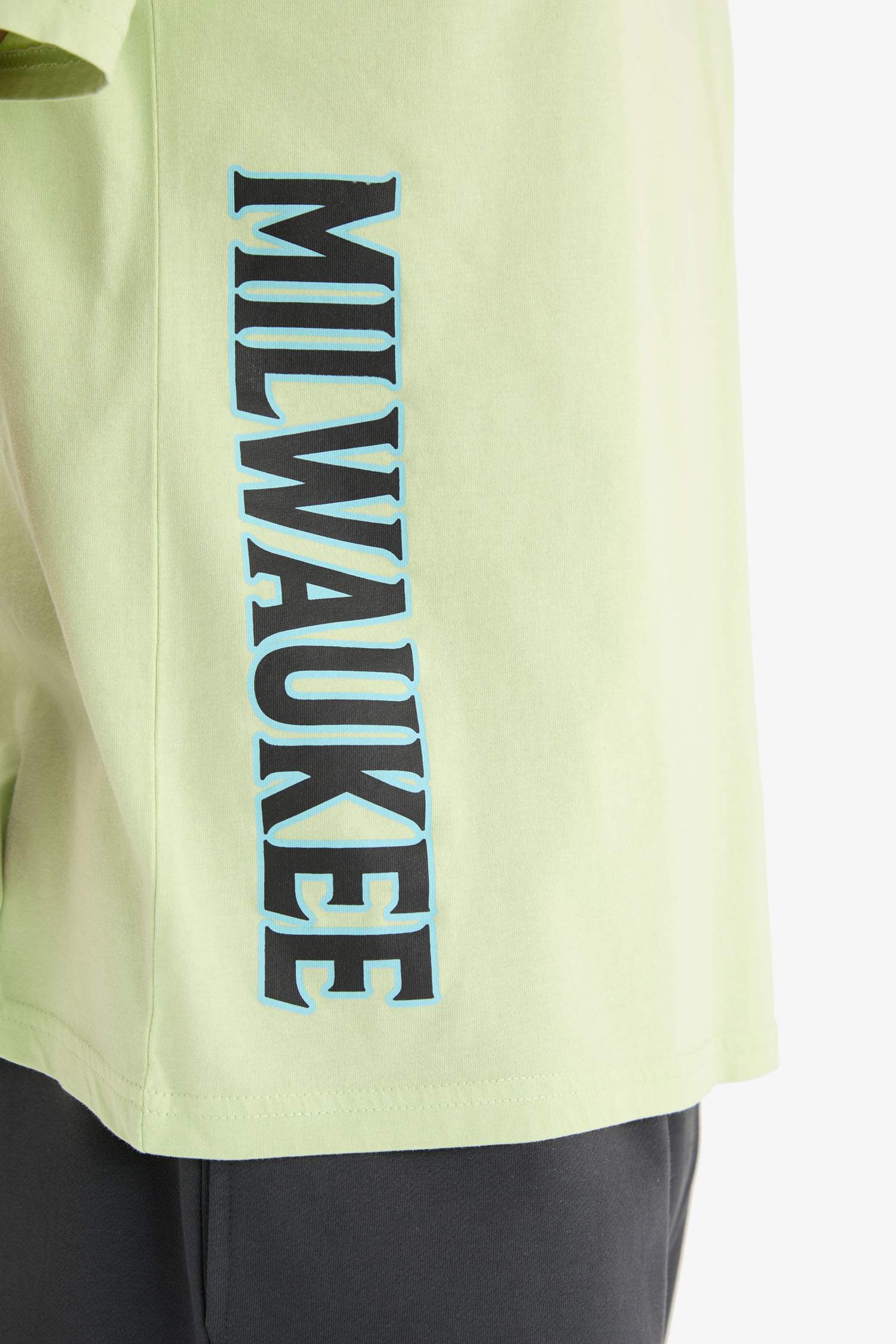 Футболка DeFactoFit NBA Milwaukee Bucks Oversize с широким кроем, круглым вырезом и принтом на спине