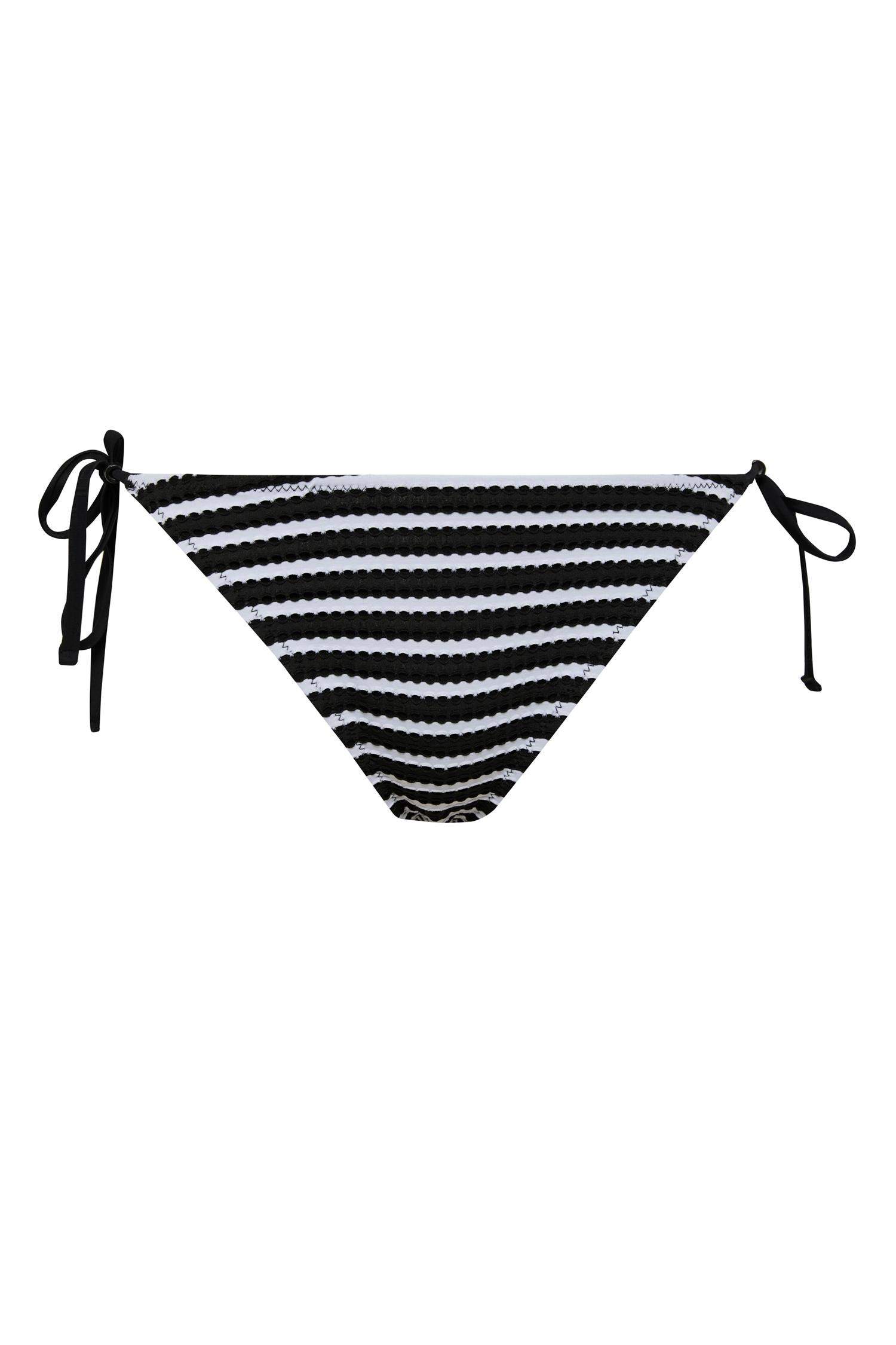 بيكيني سفلي قصة عادية من Fall in Love