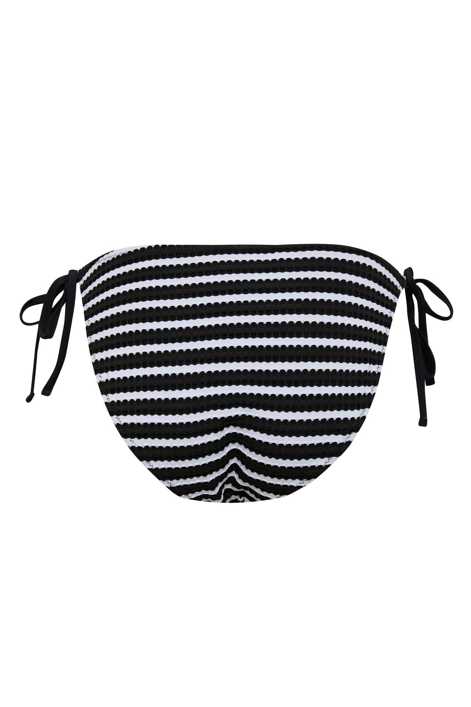 بيكيني سفلي قصة عادية من Fall in Love