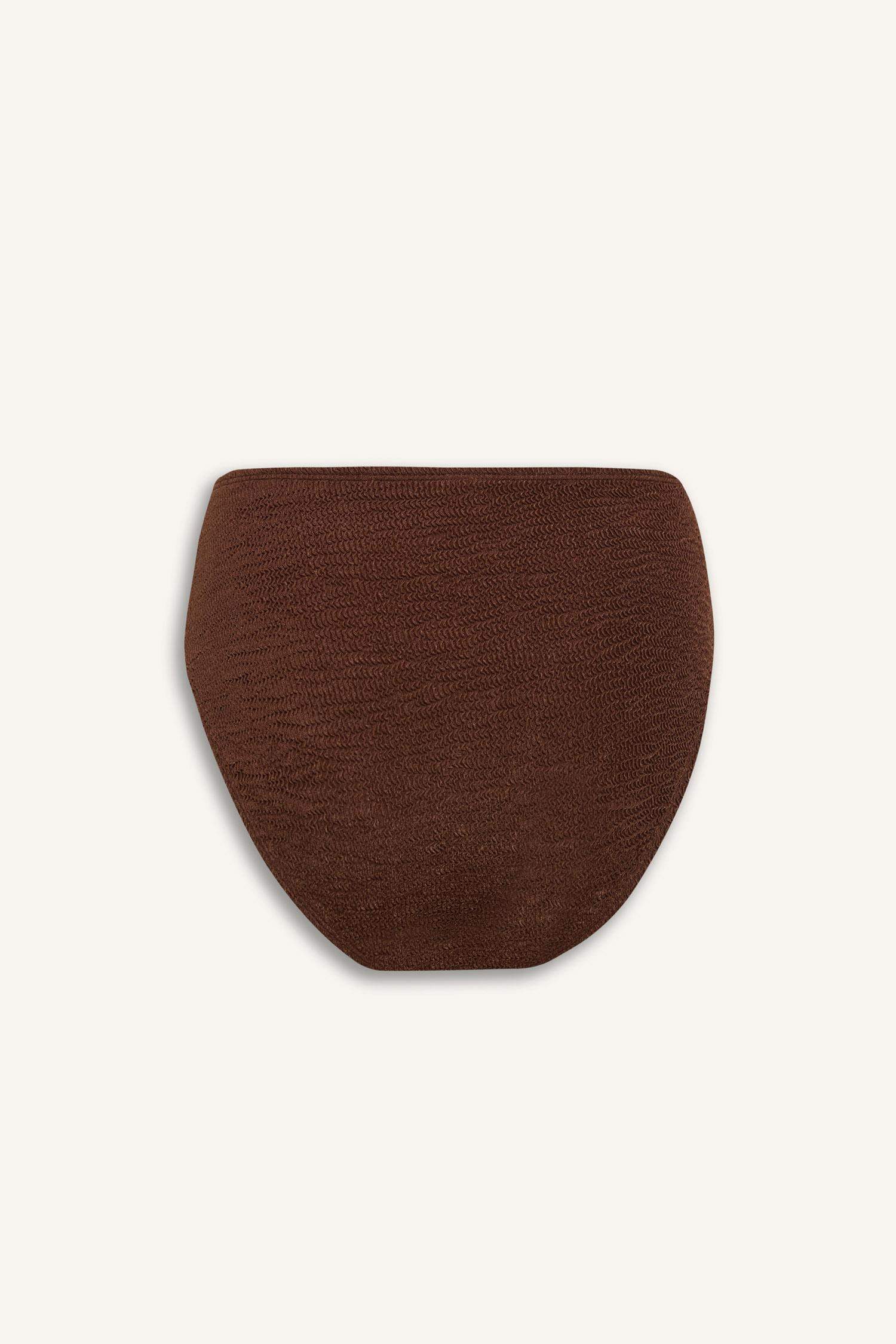 بيكيني سفلي قصة عادية من Fall in Love