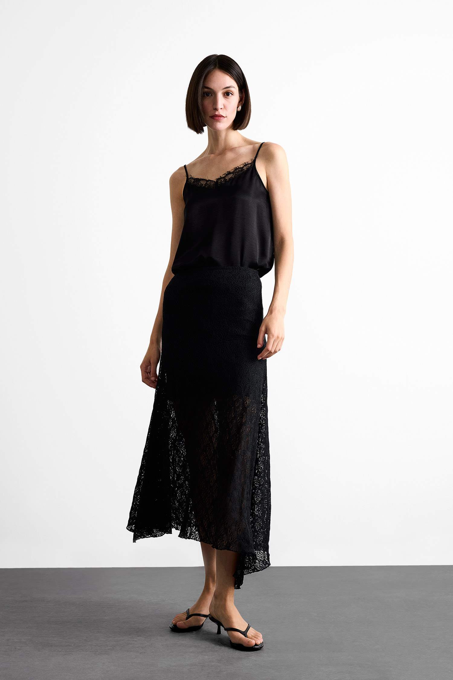 Basic Düz V Yaka Saten Askılı Bluz