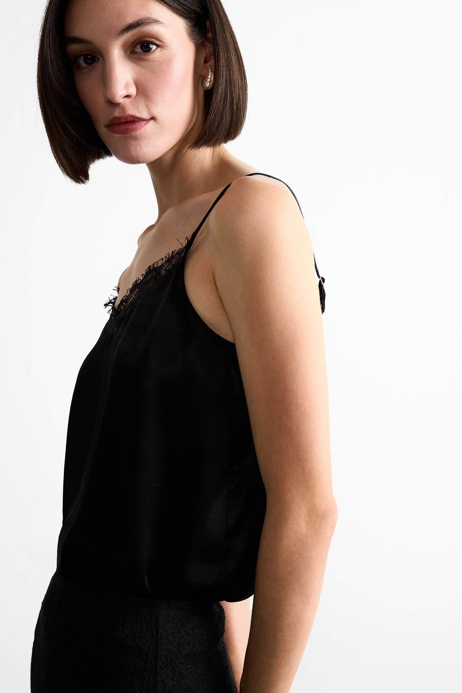 Basic Düz V Yaka Saten Askılı Bluz