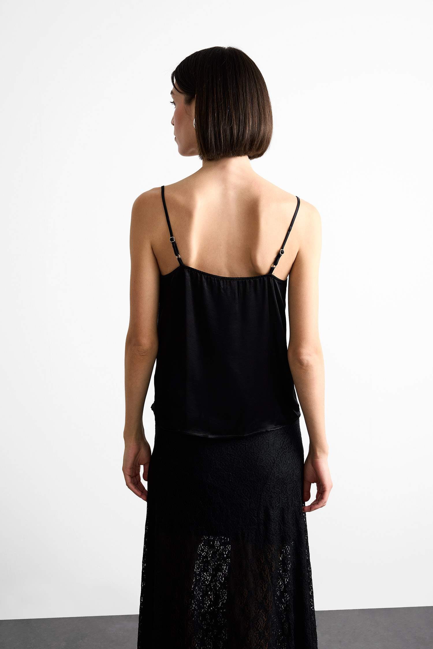 Basic Düz V Yaka Saten Askılı Bluz