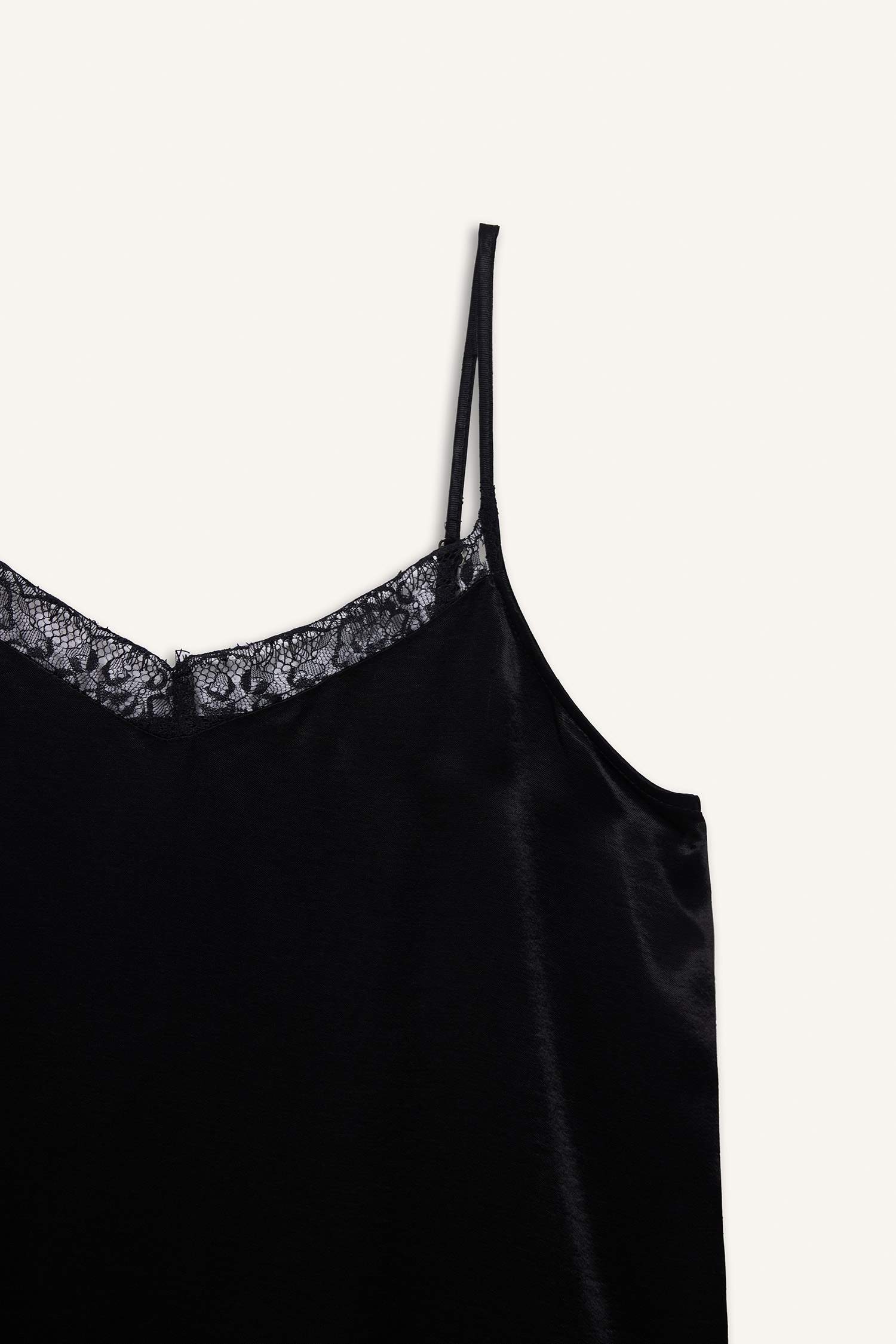 Basic Düz V Yaka Saten Askılı Bluz