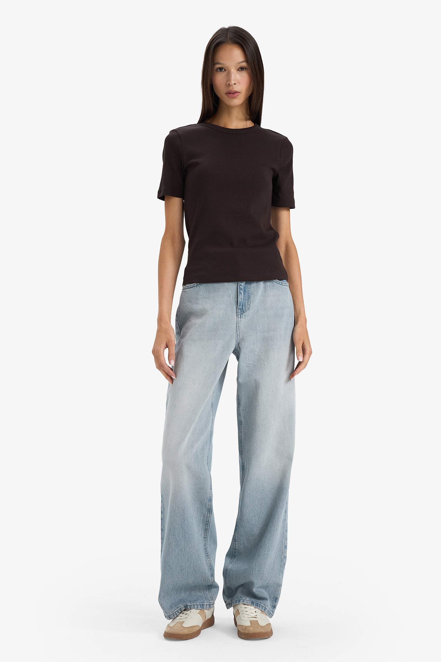 تيشيرت نص كم قصة عادية برقبة مستديرة